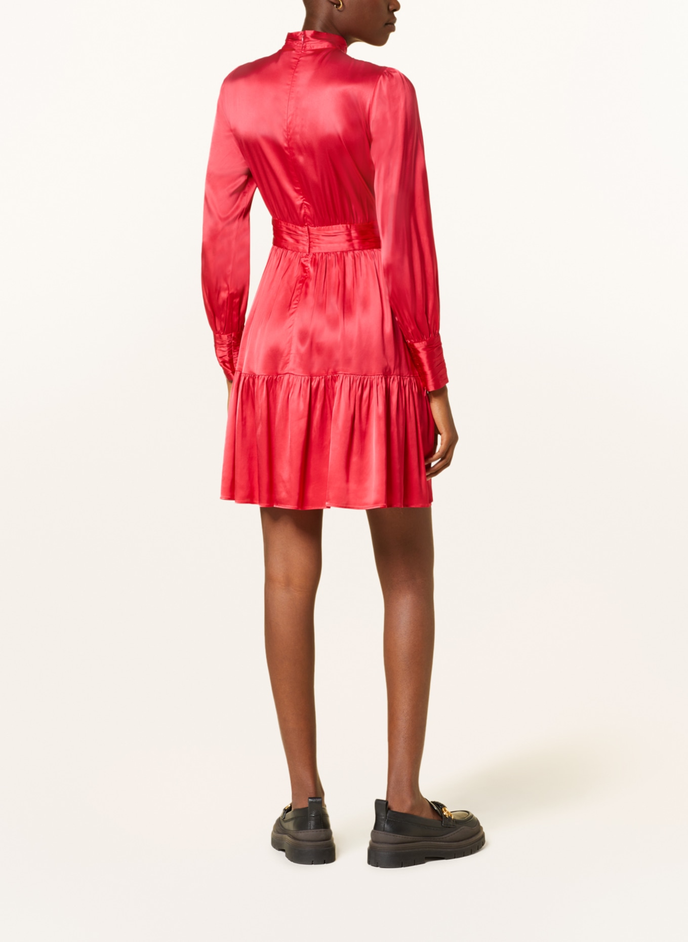 MRS & HUGS Saténové šaty: ČERVENÁ