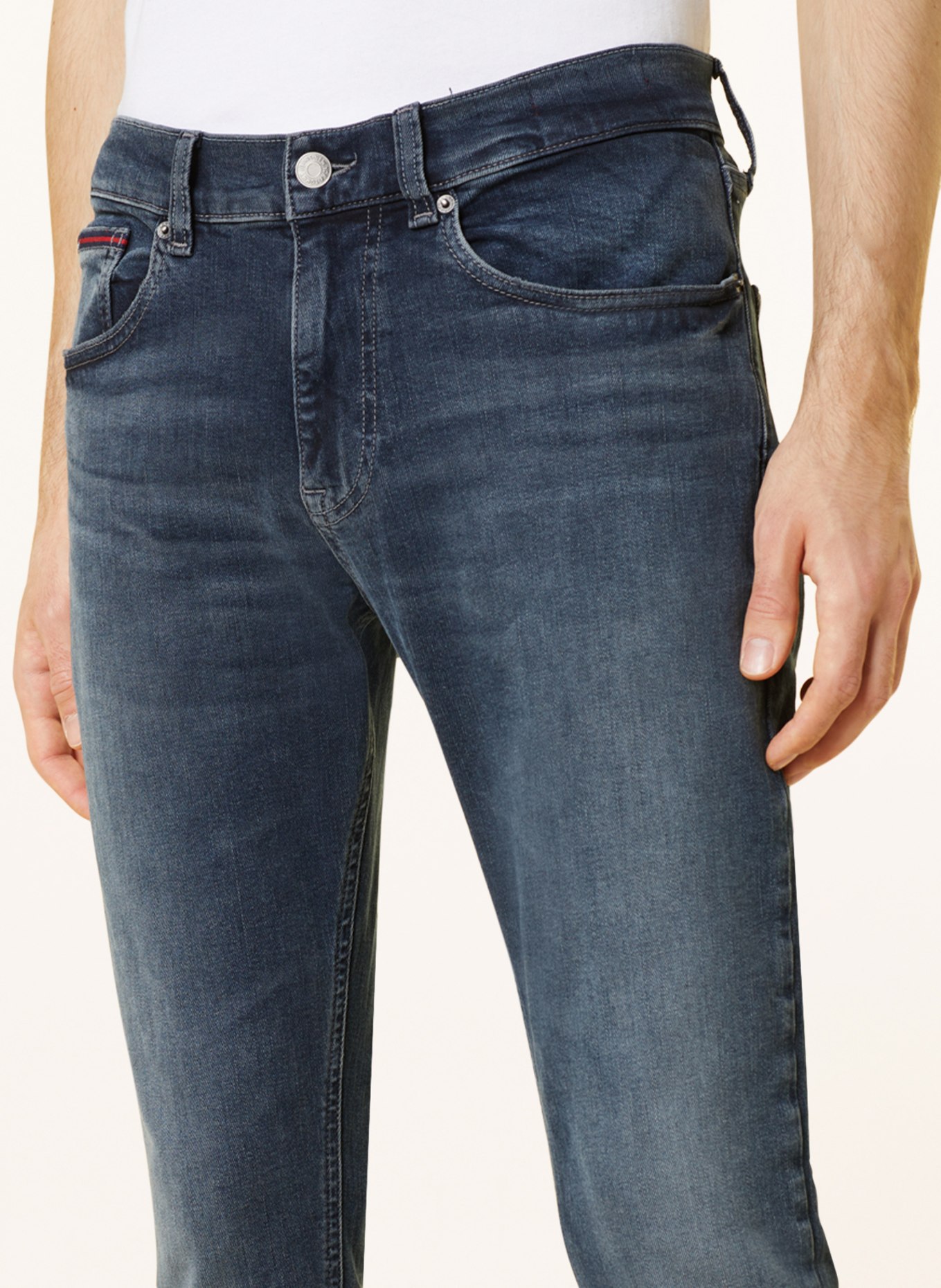 TOMMY JEANS Jeans AUSTIN Slim Tapered Fit, Farbe: 1BZ Denim Black (Bild 5)