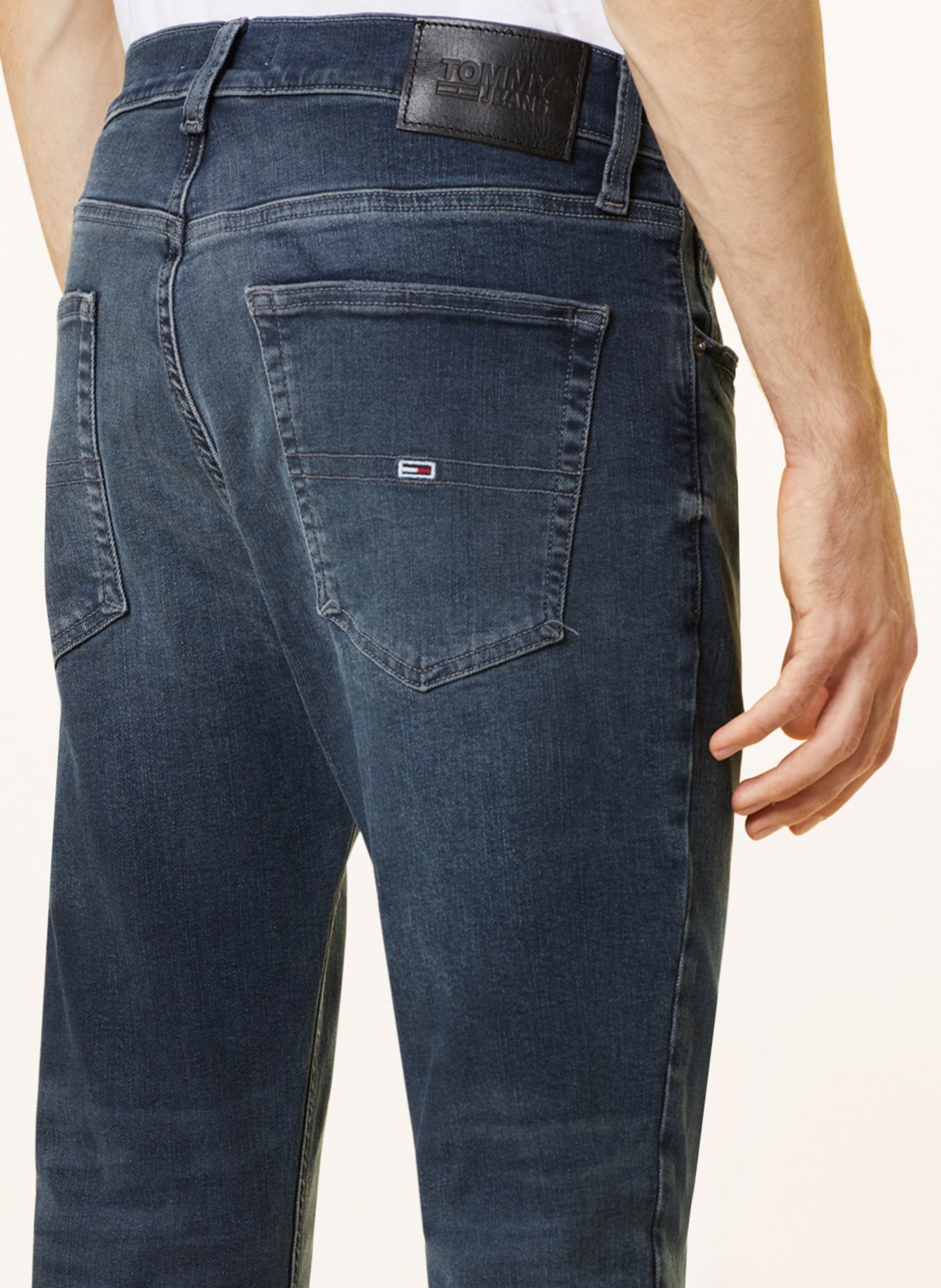 TOMMY JEANS Jeans AUSTIN Slim Tapered Fit, Farbe: 1BZ Denim Black (Bild 6)