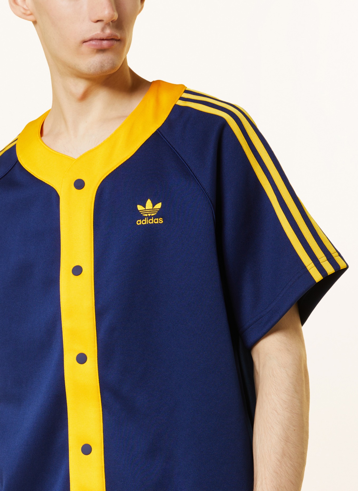 adidas Originals Koszula z krótkim rękawem comfort fit z piki, Kolor: GRANATOWY/ CIEMNOŻÓŁTY (Obrazek 4)