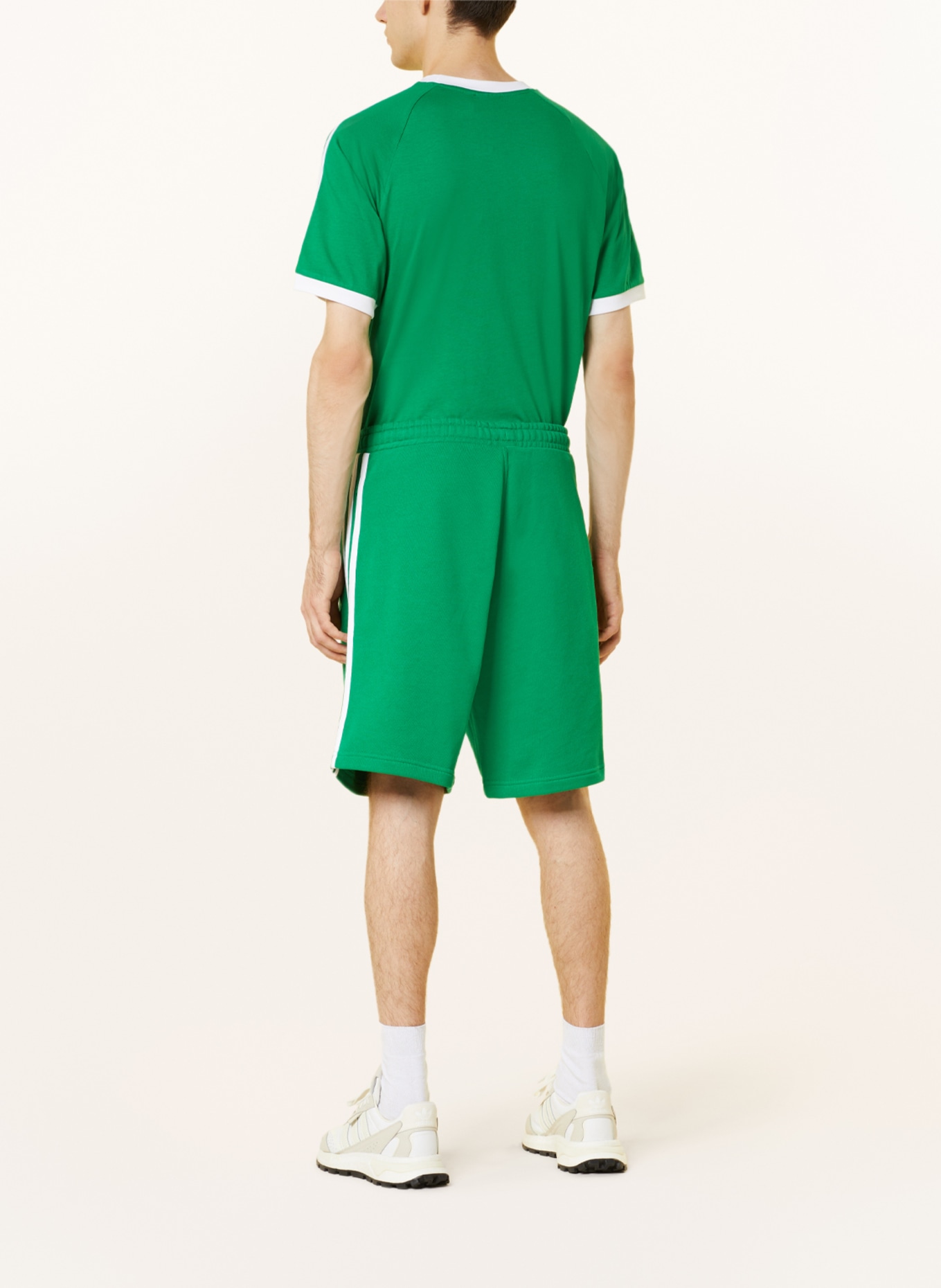 adidas Originals Sweatshorts mit Galonstreifen, Farbe: GRÜN/ WEISS (Bild 3)
