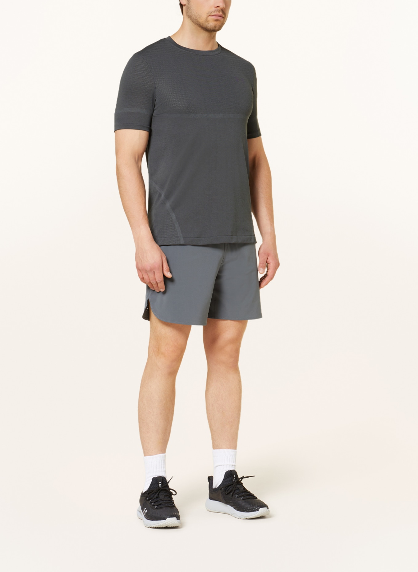 UNDER ARMOUR T-Shirt RUSH™ SEAMLESS LEGACY mit Mesh, Farbe: DUNKELGRAU (Bild 2)
