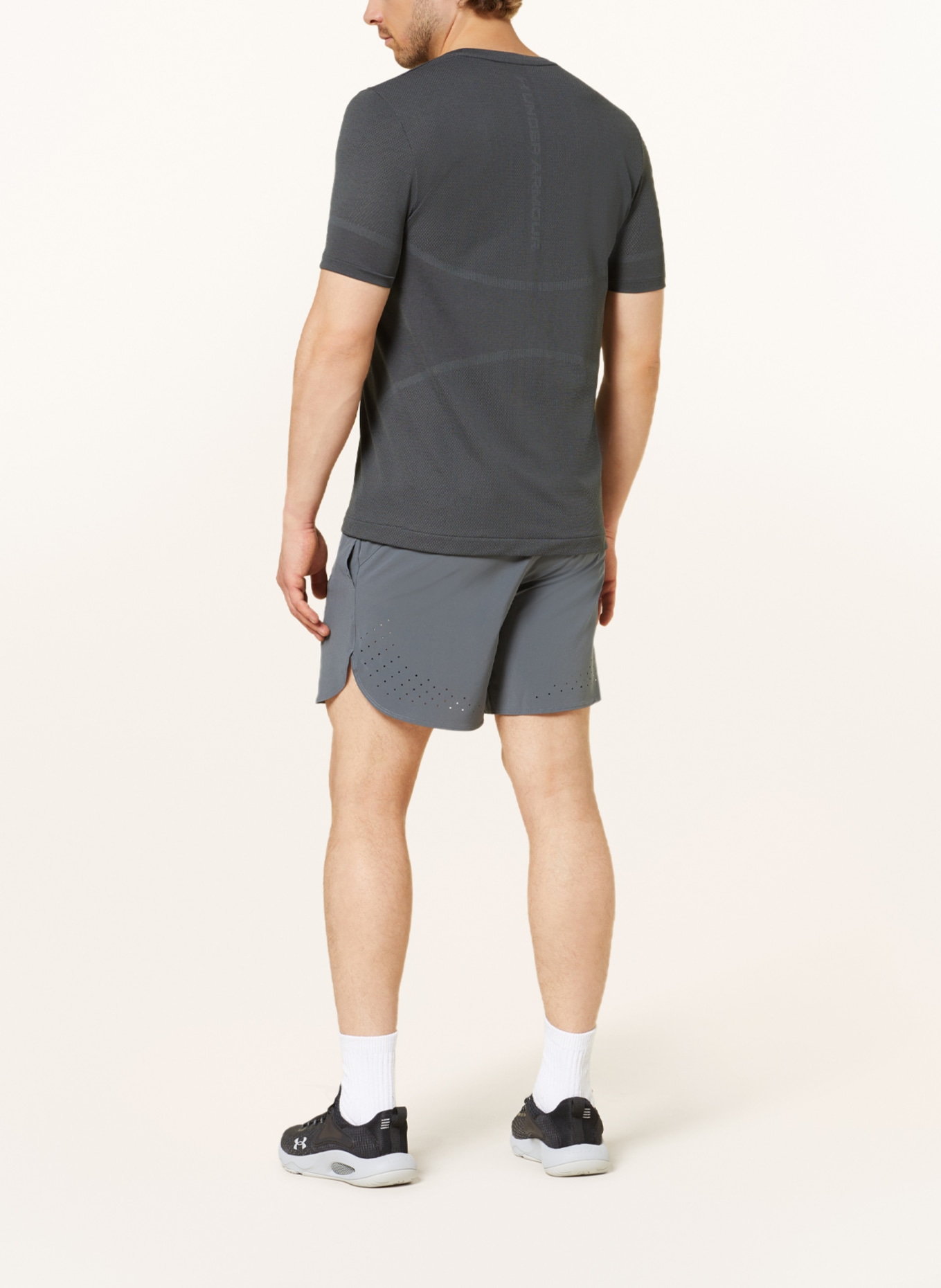UNDER ARMOUR T-Shirt RUSH™ SEAMLESS LEGACY mit Mesh, Farbe: DUNKELGRAU (Bild 3)