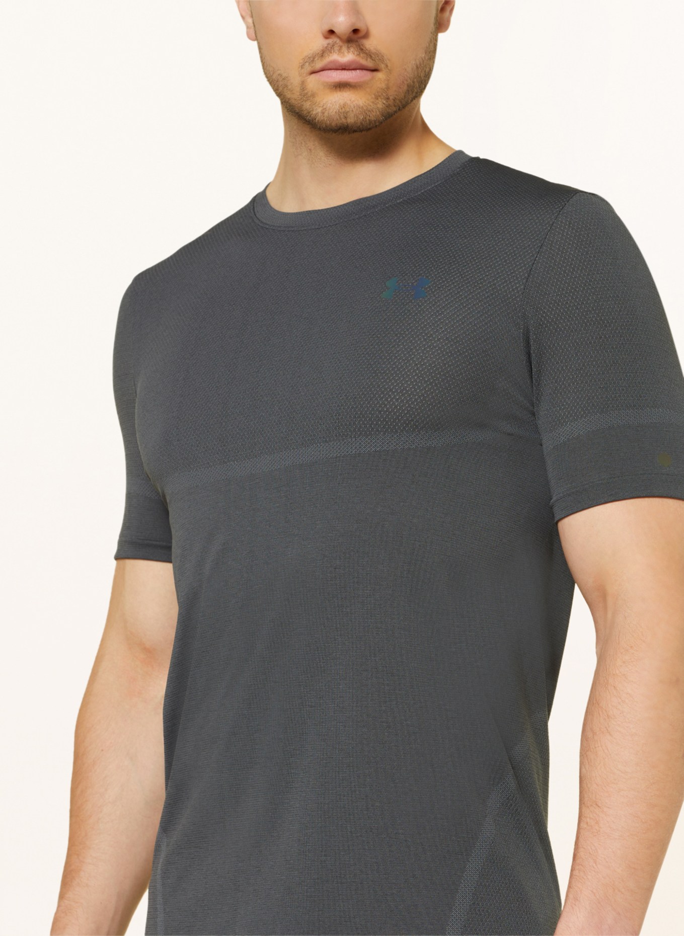 UNDER ARMOUR T-Shirt RUSH™ SEAMLESS LEGACY mit Mesh, Farbe: DUNKELGRAU (Bild 4)