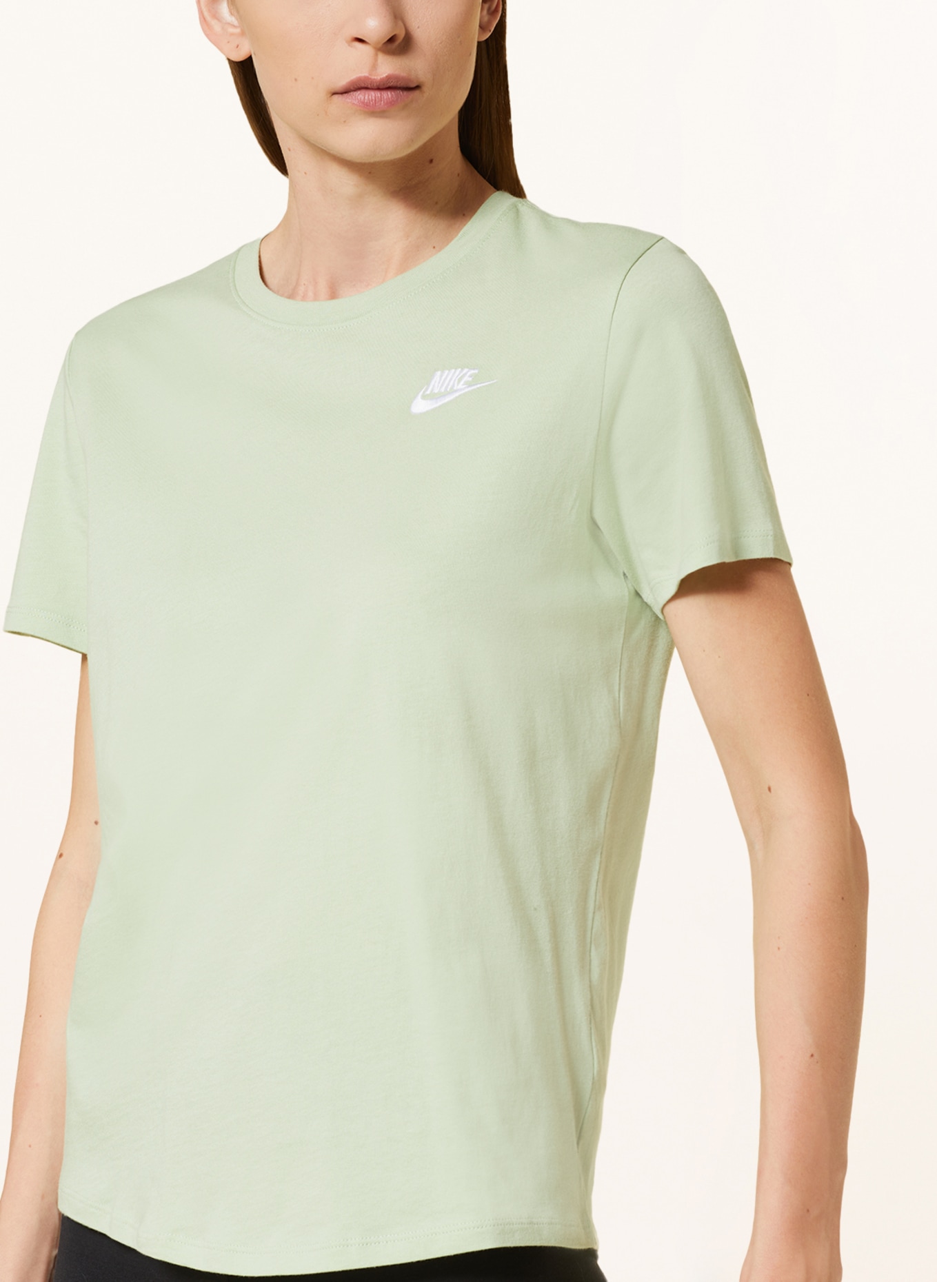 Nike T-Shirt SPORTSWEAR CLUB ESSENTIALS, Farbe: HELLGRÜN (Bild 4)