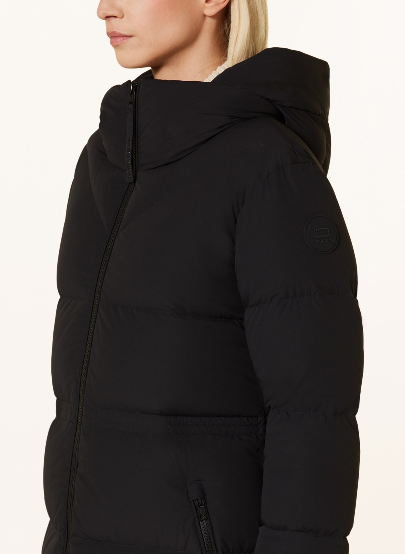 WOOLRICH Péřový kabát s odnímatelnou kapucí: ČERNÁ