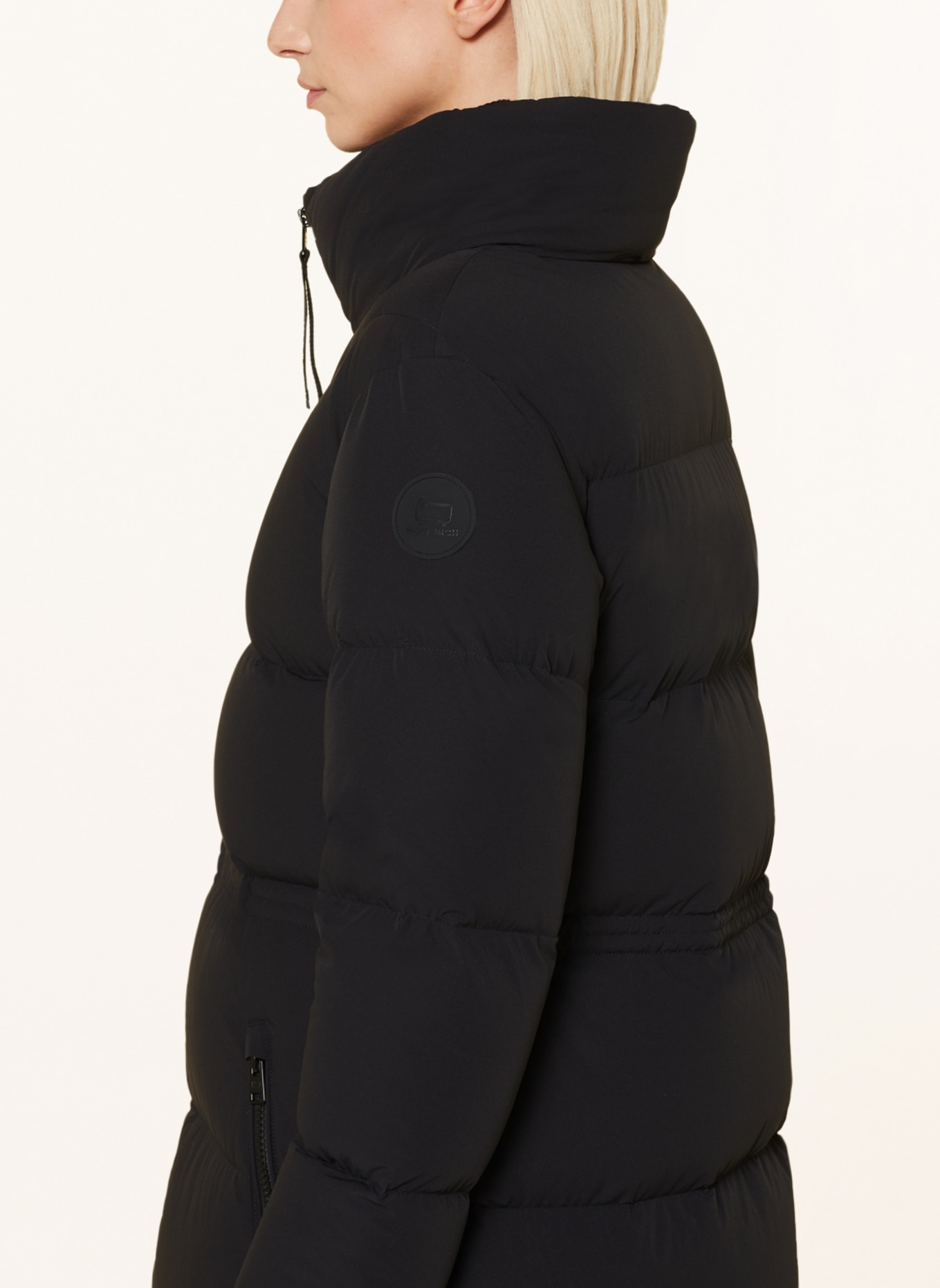 WOOLRICH Péřový kabát s odnímatelnou kapucí: ČERNÁ