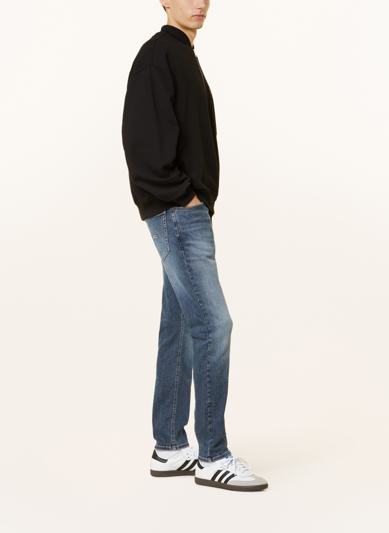 TOMMY JEANS Jeans AUSTIN Tapered Fit, Farbe: 1BK Denim Dark (Bild 4)