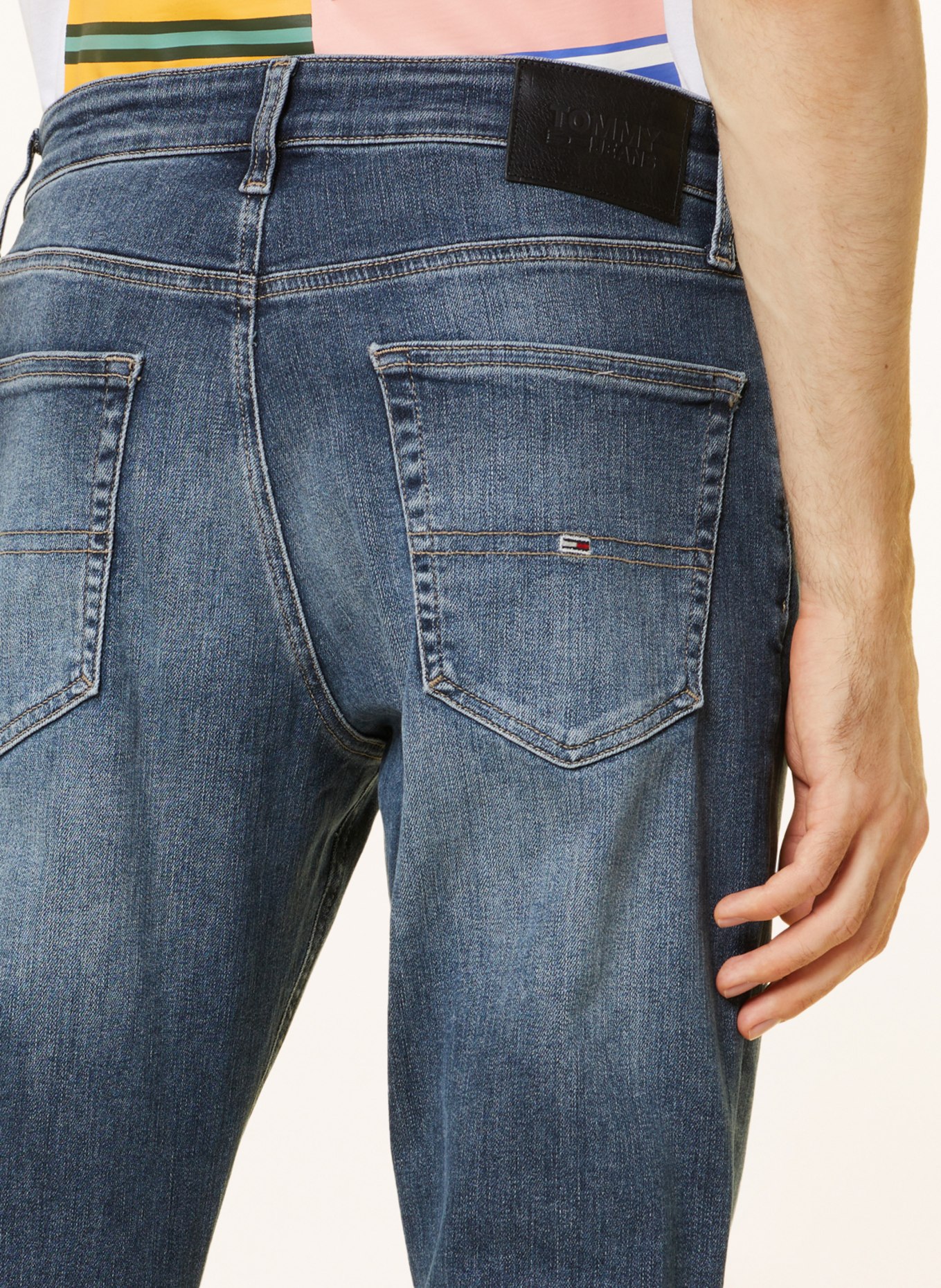 TOMMY JEANS Jeans AUSTIN Tapered Fit, Farbe: 1BK Denim Dark (Bild 6)