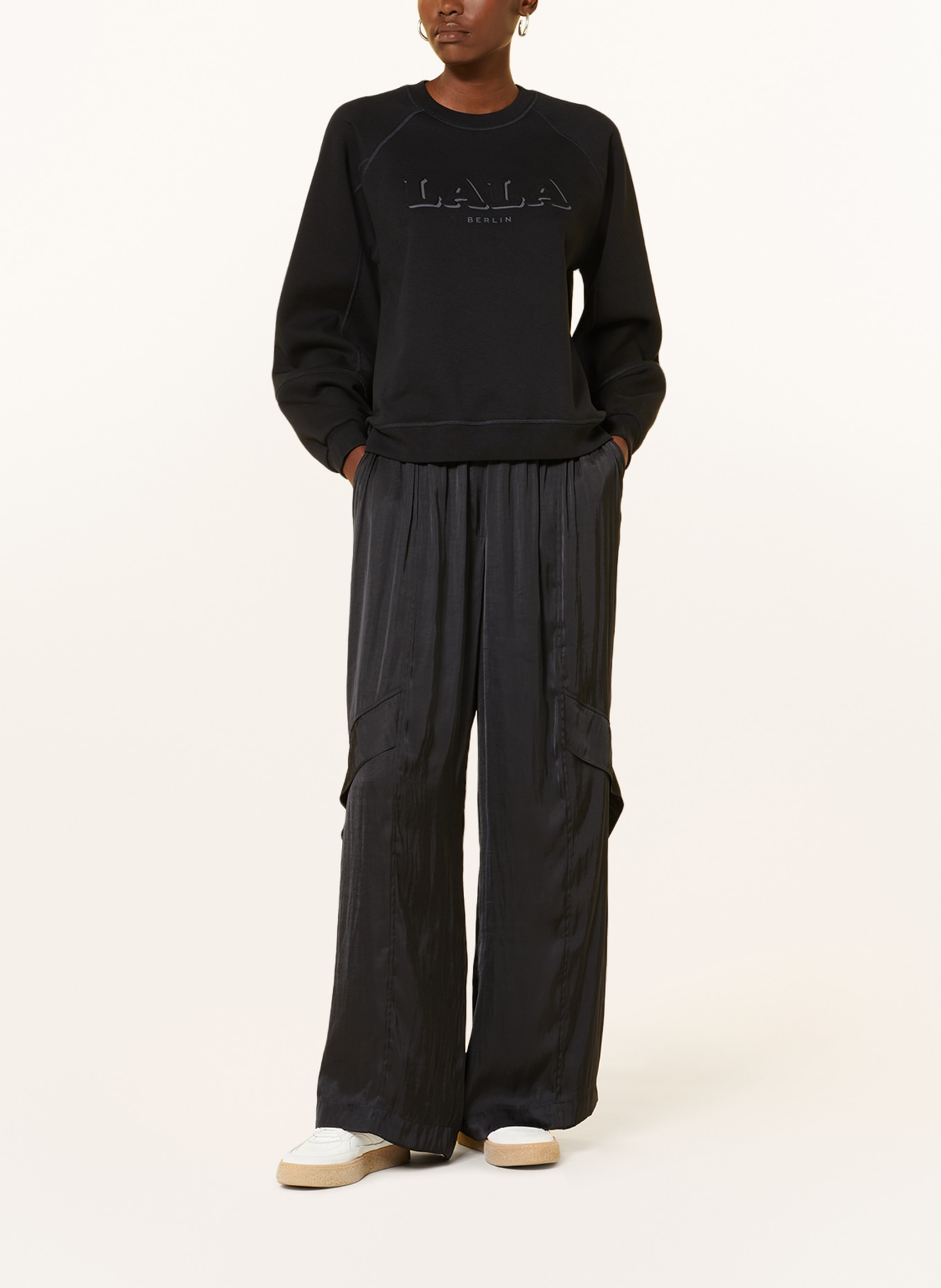 Lala Berlin Spodnie satynowe PERRE w stylu dresowym, Kolor: CZARNY (Obrazek 2)