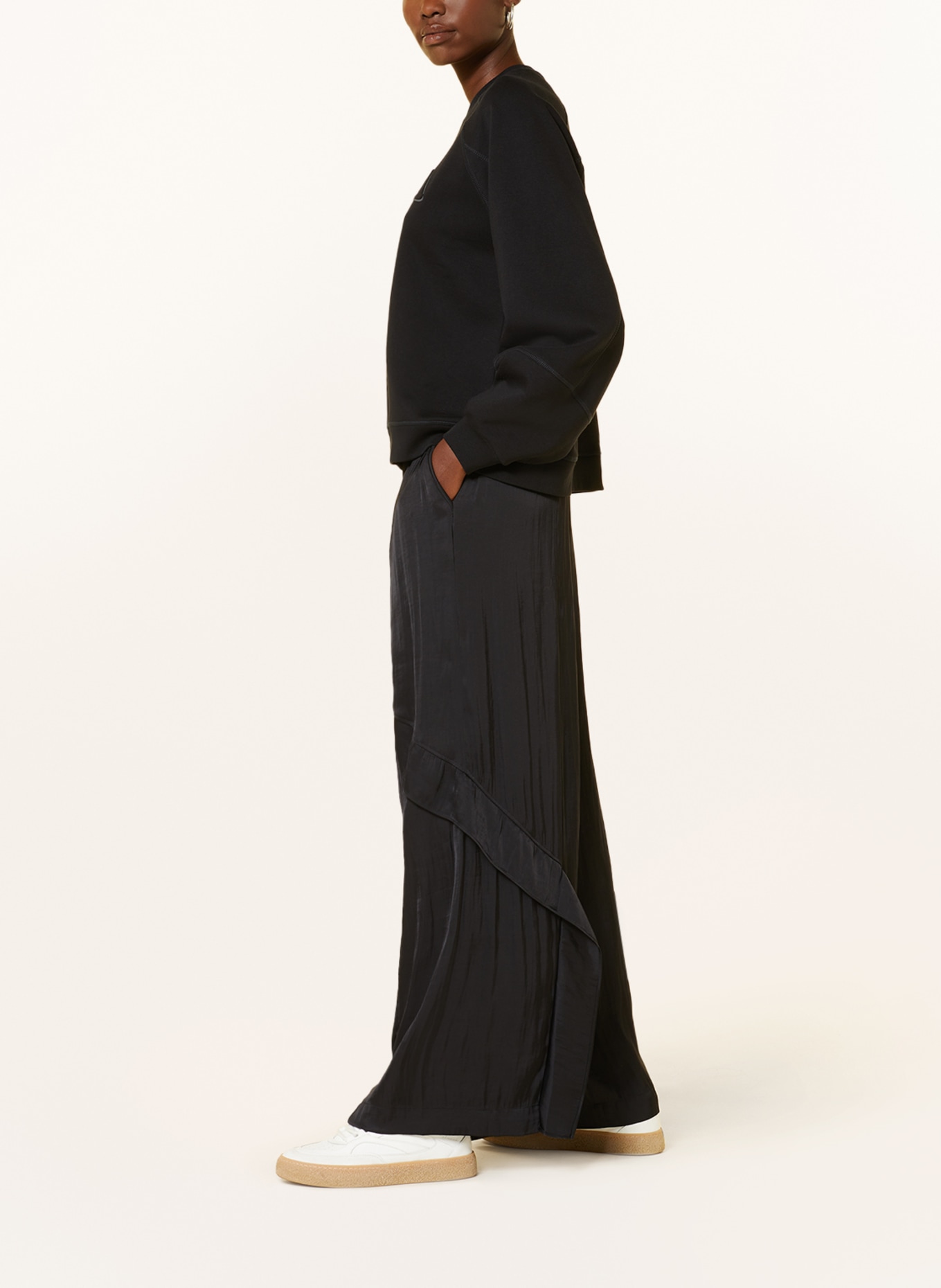 Lala Berlin Spodnie satynowe PERRE w stylu dresowym, Kolor: CZARNY (Obrazek 4)