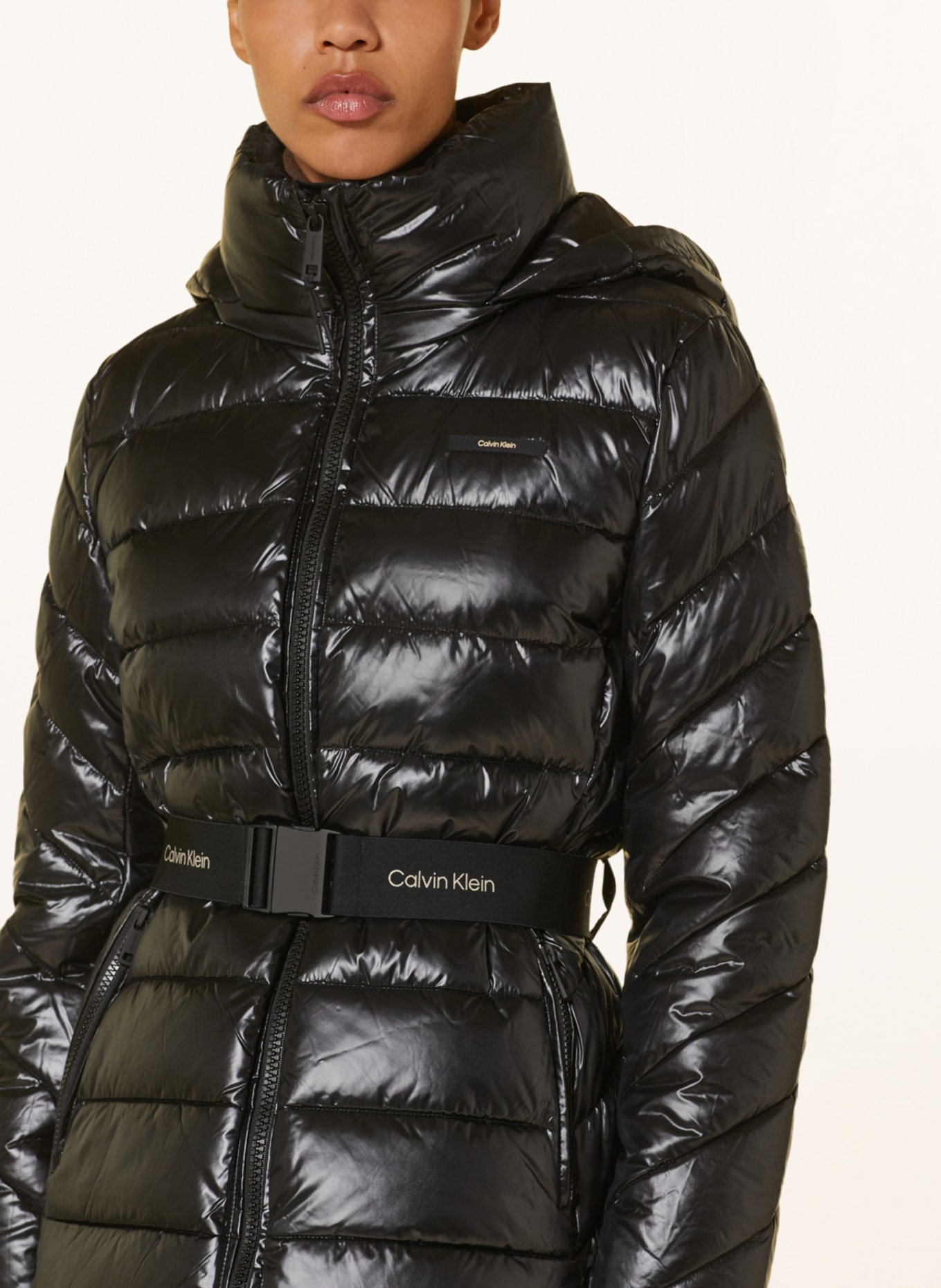 Calvin Klein Prošívaná bunda s odnímatelnou kapucí, Barva: ČERNÁ (Obrázek 5)