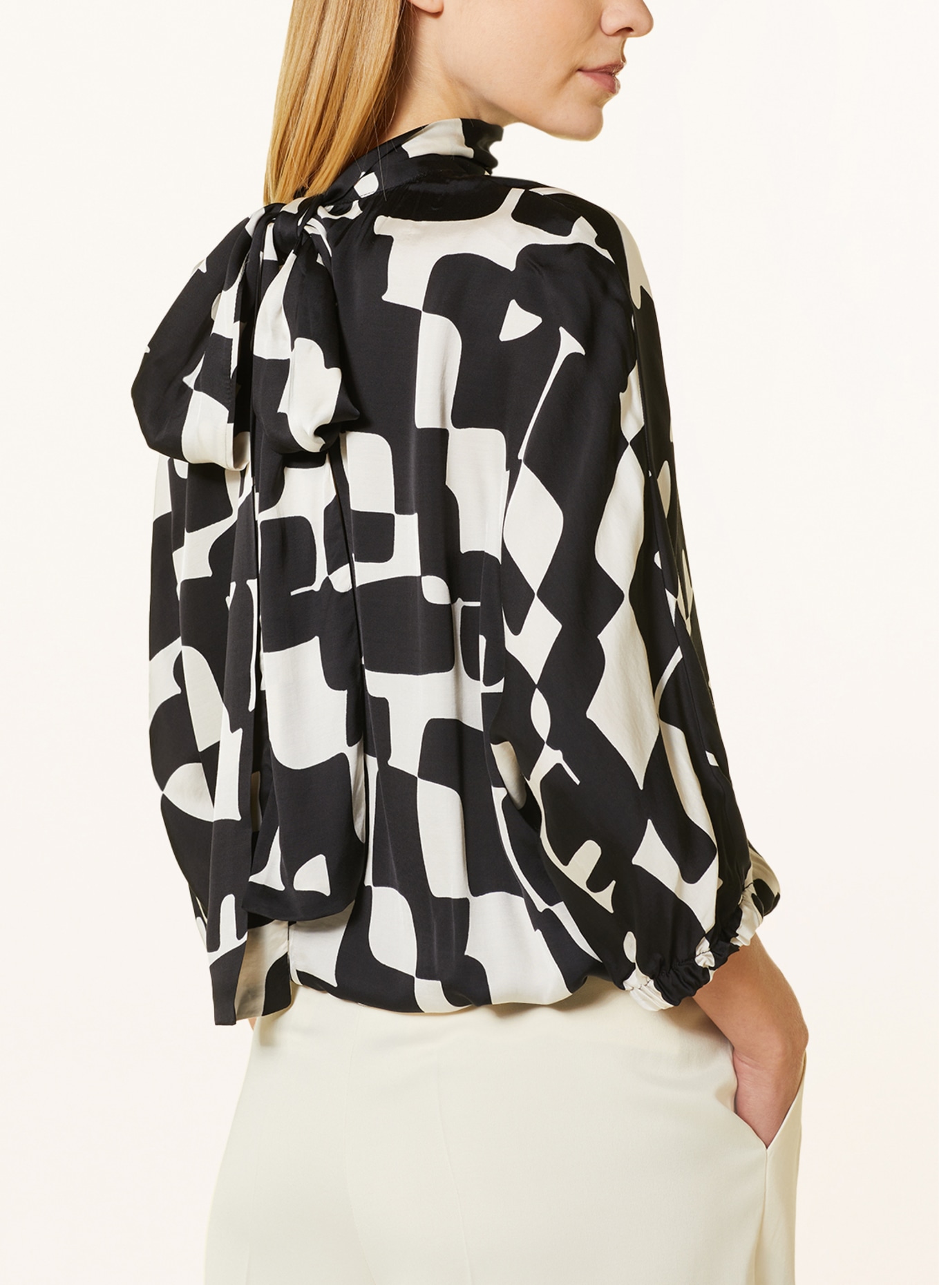 TONNO & PANNA Bow-tie blouse in satin with 3/4 sleeves, Color: BLACK/ WHITE (Image 4)