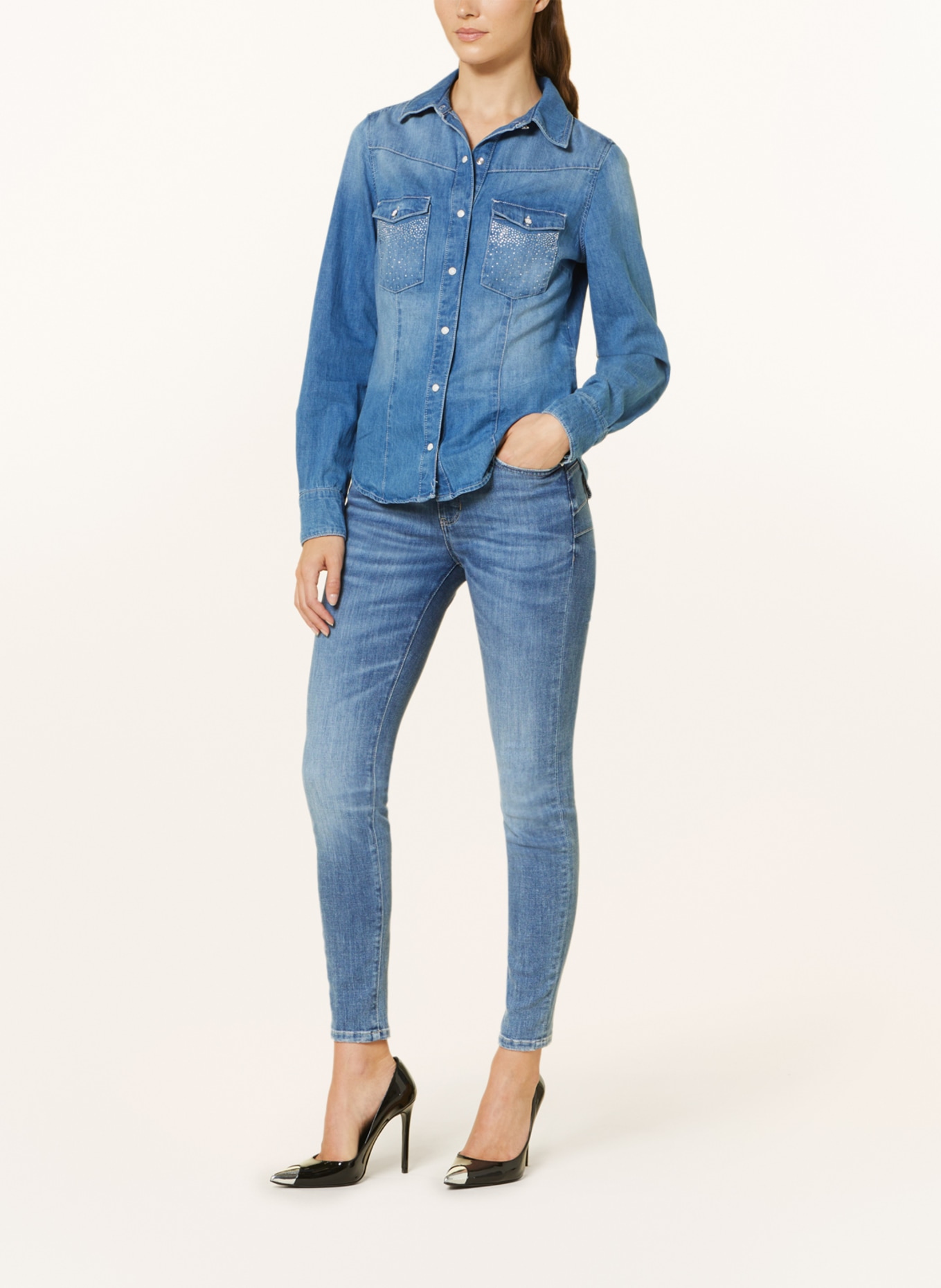 GUESS Bluzka jeansowa EQUITY z ozdobnymi kamykami, Kolor: NIEBIESKI (Obrazek 2)