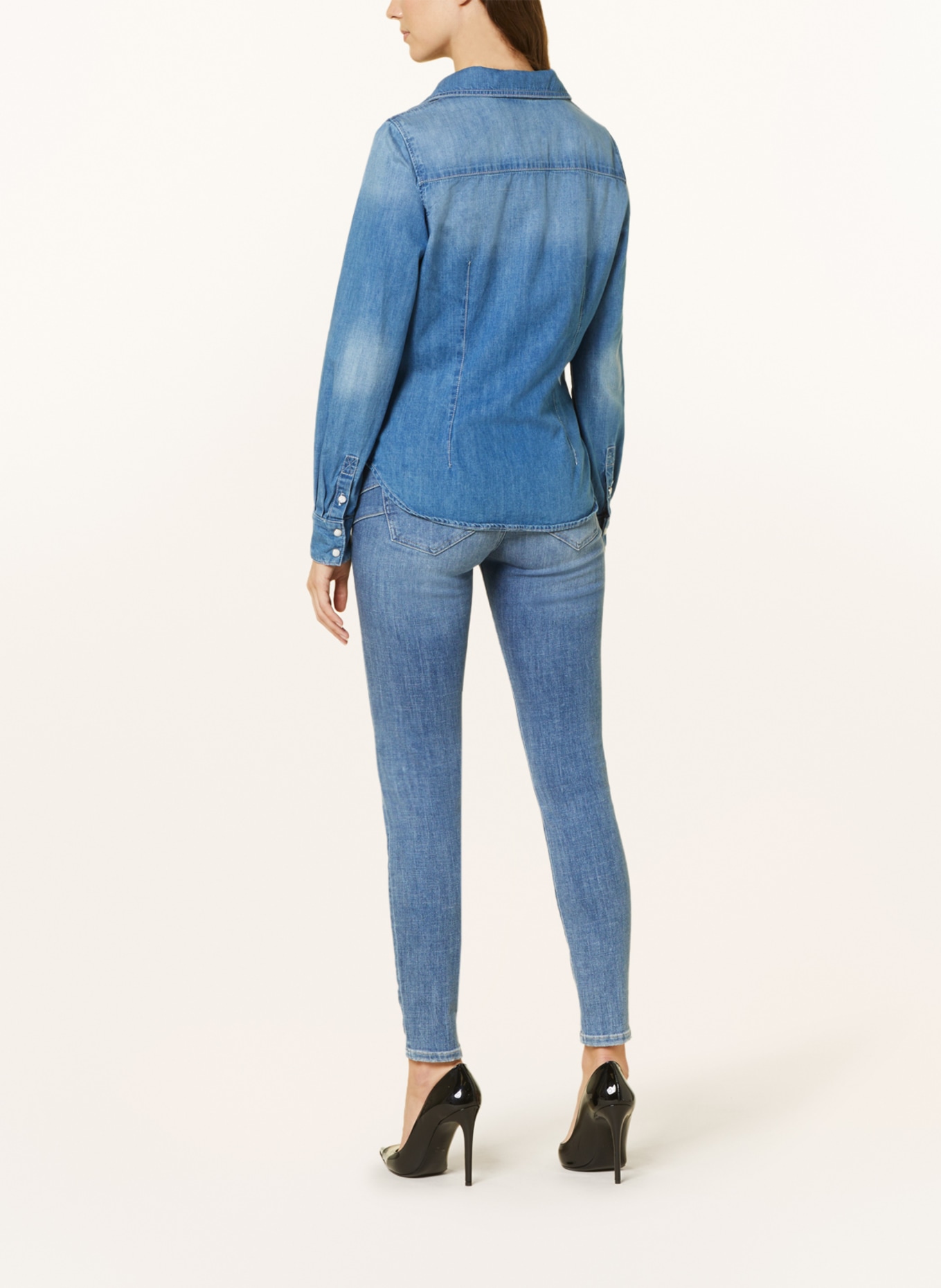 GUESS Bluzka jeansowa EQUITY z ozdobnymi kamykami, Kolor: NIEBIESKI (Obrazek 3)