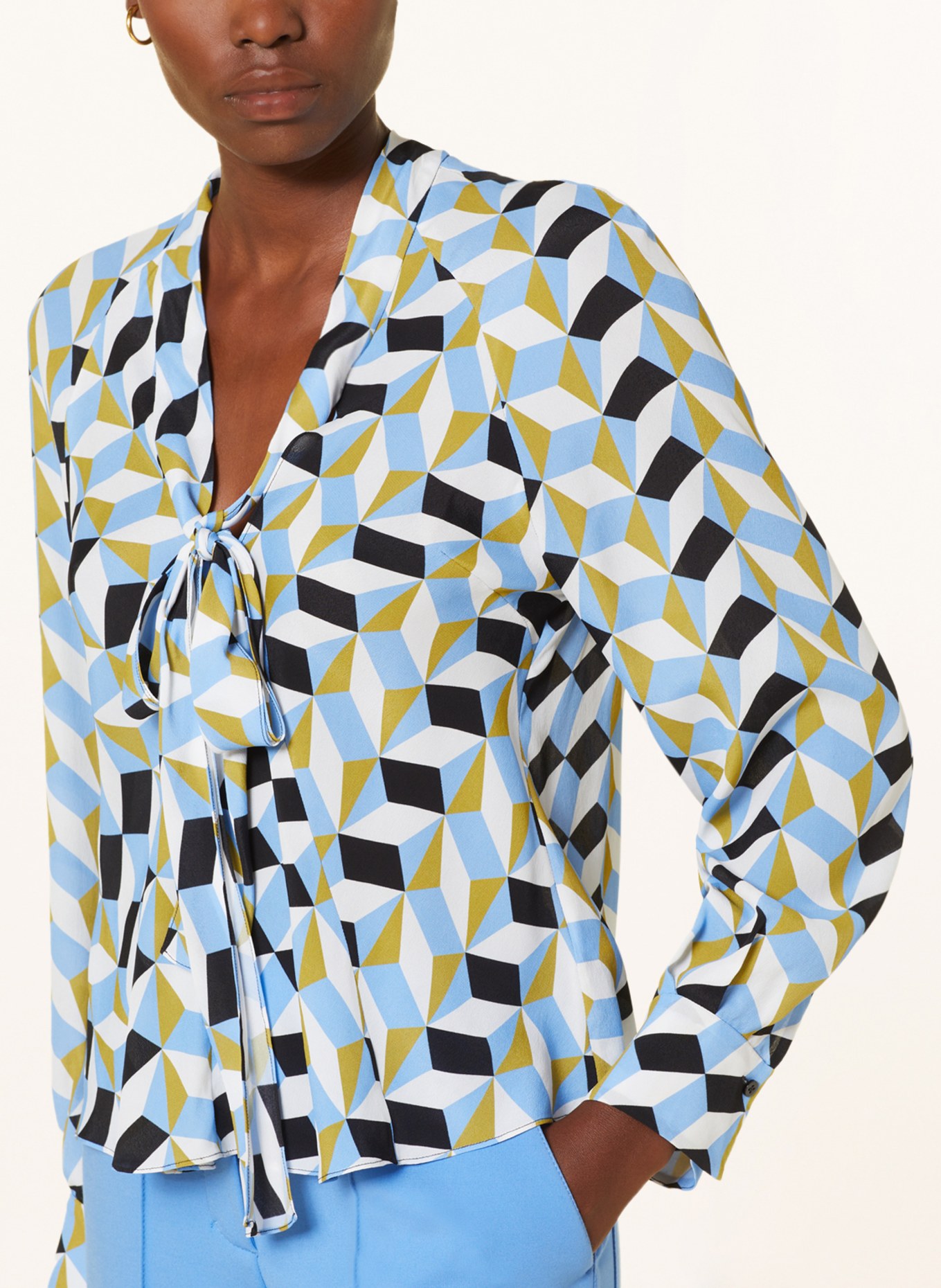 DOROTHEE SCHUMACHER Bluzka z wiązaniem pod szyją z dodatkiem jedwabiu, Kolor: NIEBIESKI/ OLIWKOWY/ BIAŁY (Obrazek 4)