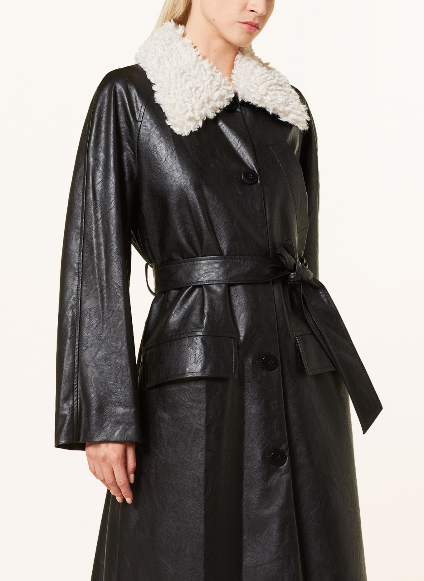 BAUM UND PFERDGARTEN Kabát DELIZE v koženém vzhledu s umělou kožešinou, Barva: ČERNÁ (Obrázek 4)
