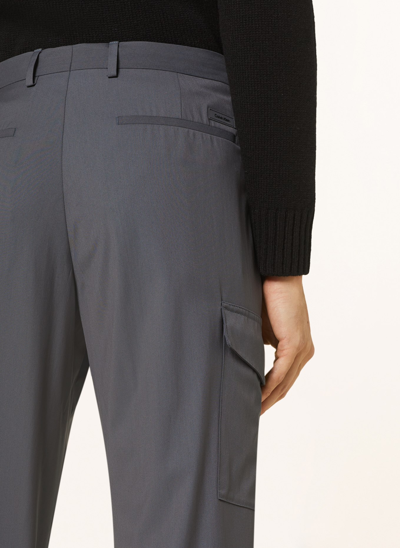 Calvin Klein Cargo kalhoty Regular Fit, Barva: TMAVĚ ŠEDÁ (Obrázek 6)