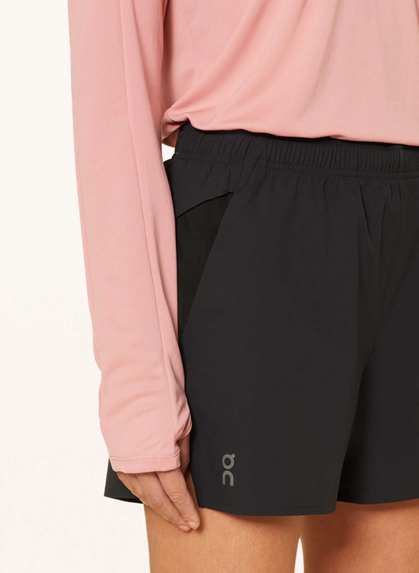 On 2-in-1 running shorts ESSENTIAL, Color: BLACK (Image 5)
