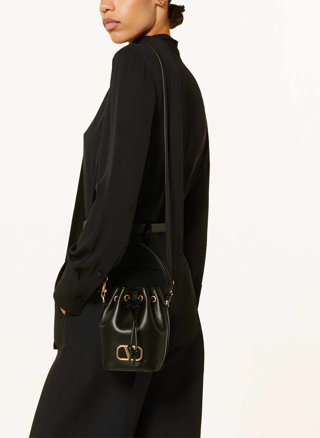 VALENTINO GARAVANI Pouch bag VLOGO SIGNATURE, Color: BLACK/ GOLD (Image 4)