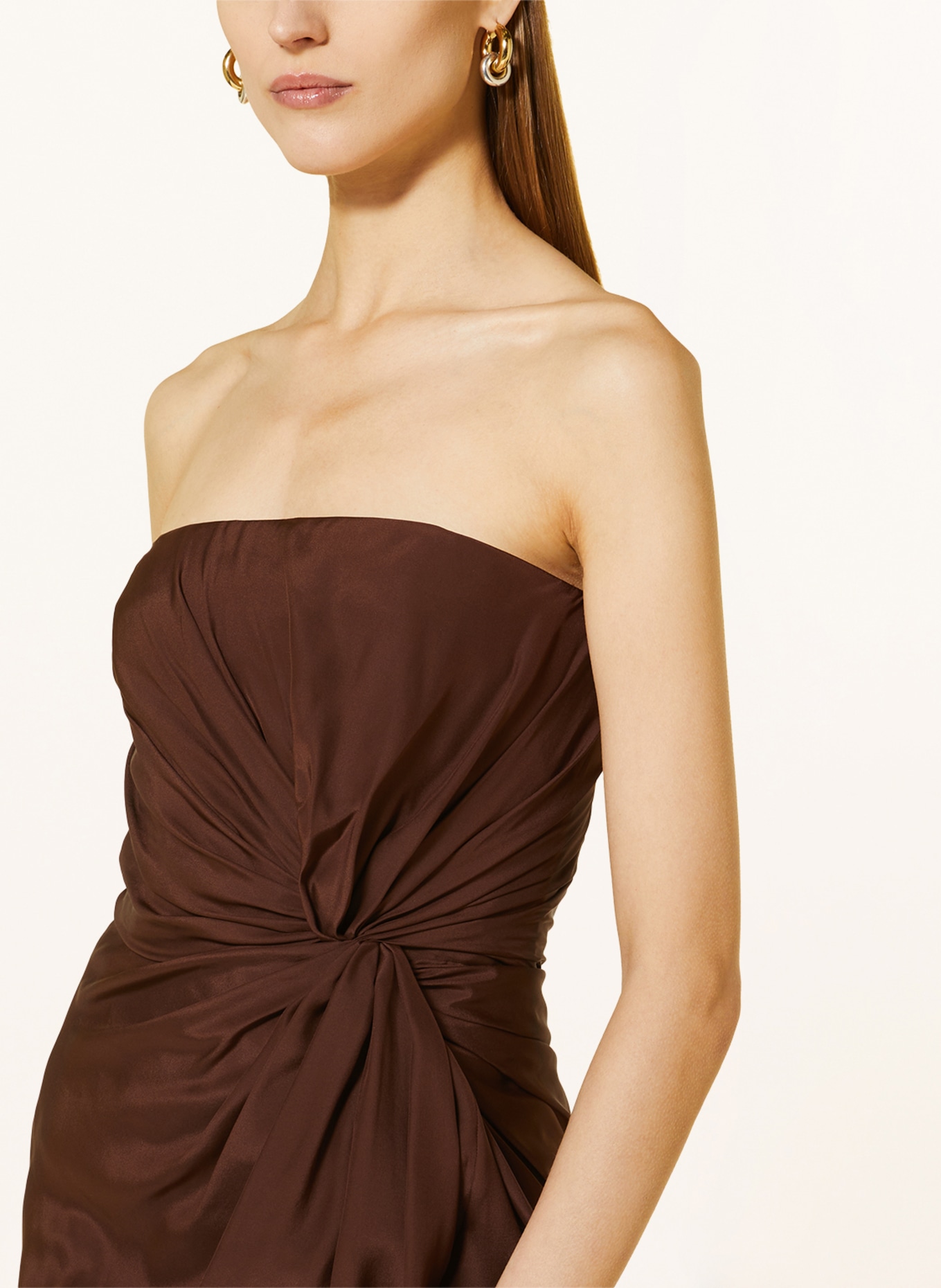 GAUGE81 Off-Shoulder-Kleid HIRATA aus Satin, Farbe: DUNKELBRAUN (Bild 4)