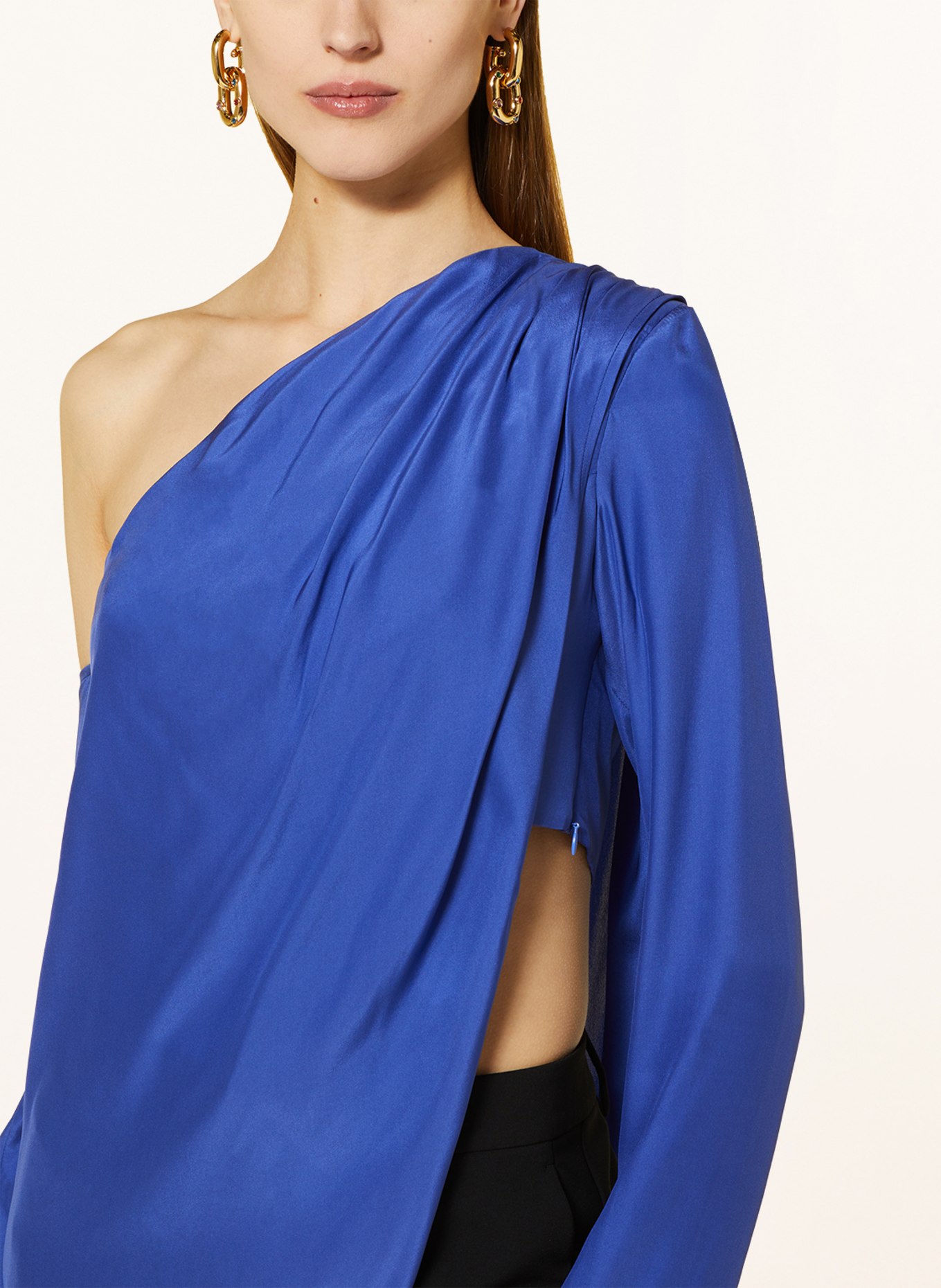 GAUGE81 One-shoulder shirt TOHO made of silk: BLUE