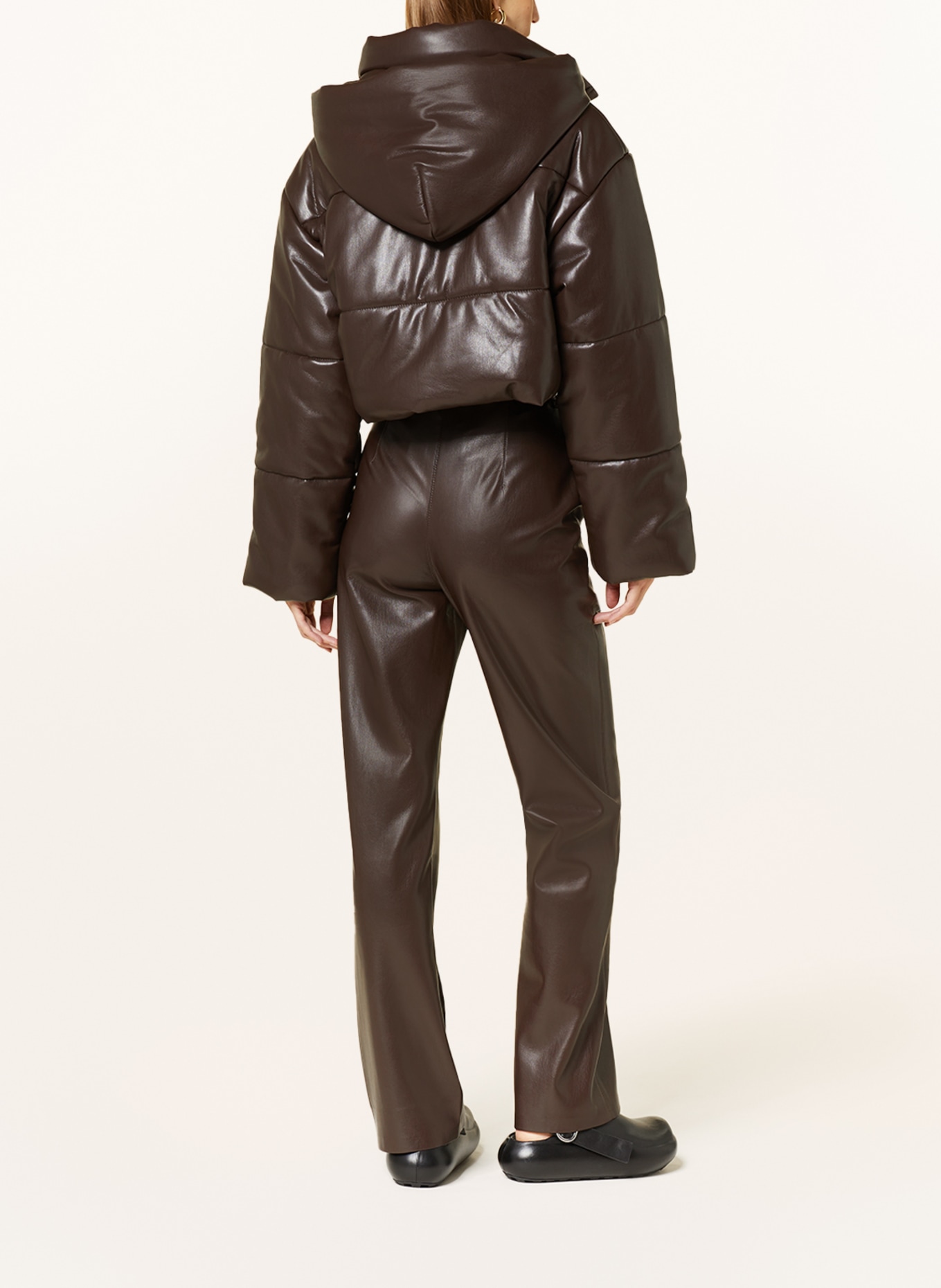 Nanushka Hose LEENA in Lederoptik: DUNKELBRAUN