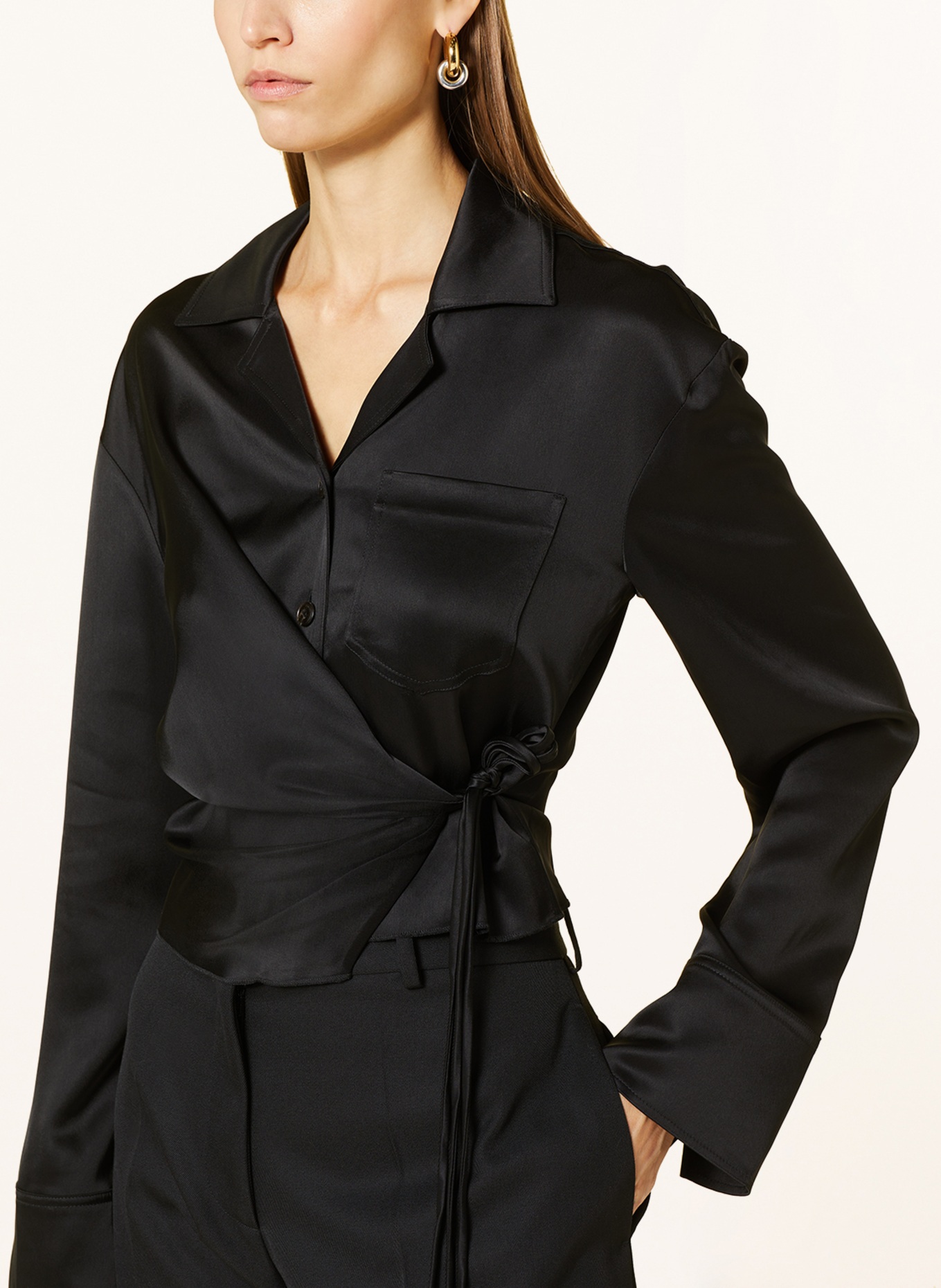 Nanushka Cropped shirt blouse MERANO in satin, Color: BLACK (Image 4)