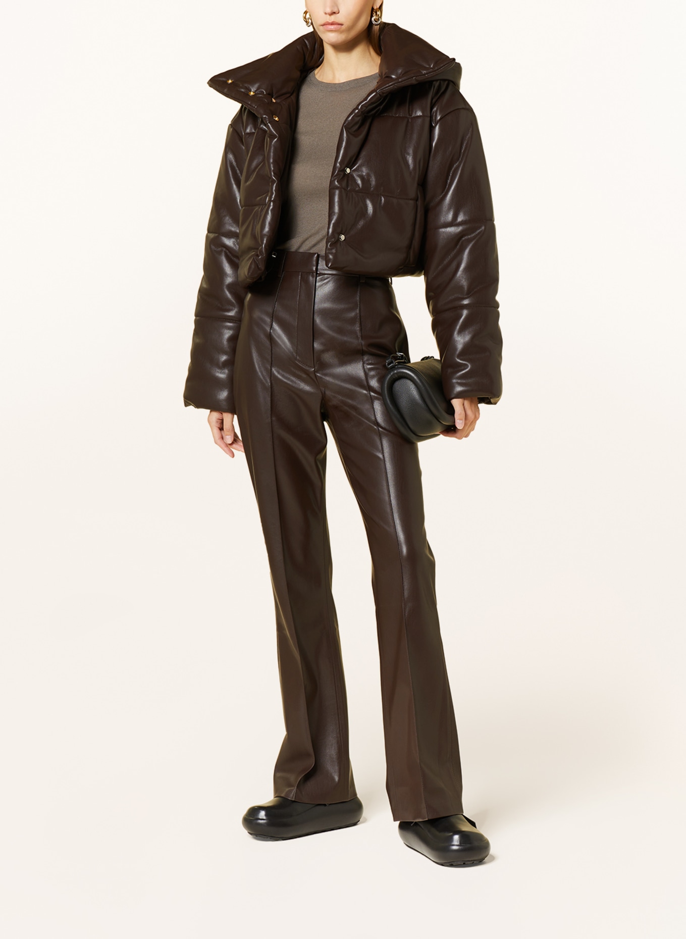 Nanushka Cropped prošívaná bunda AVELINE v koženém vzhledu s odnímatelnou kapucí, Barva: TMAVĚ HNĚDÁ (Obrázek 2)