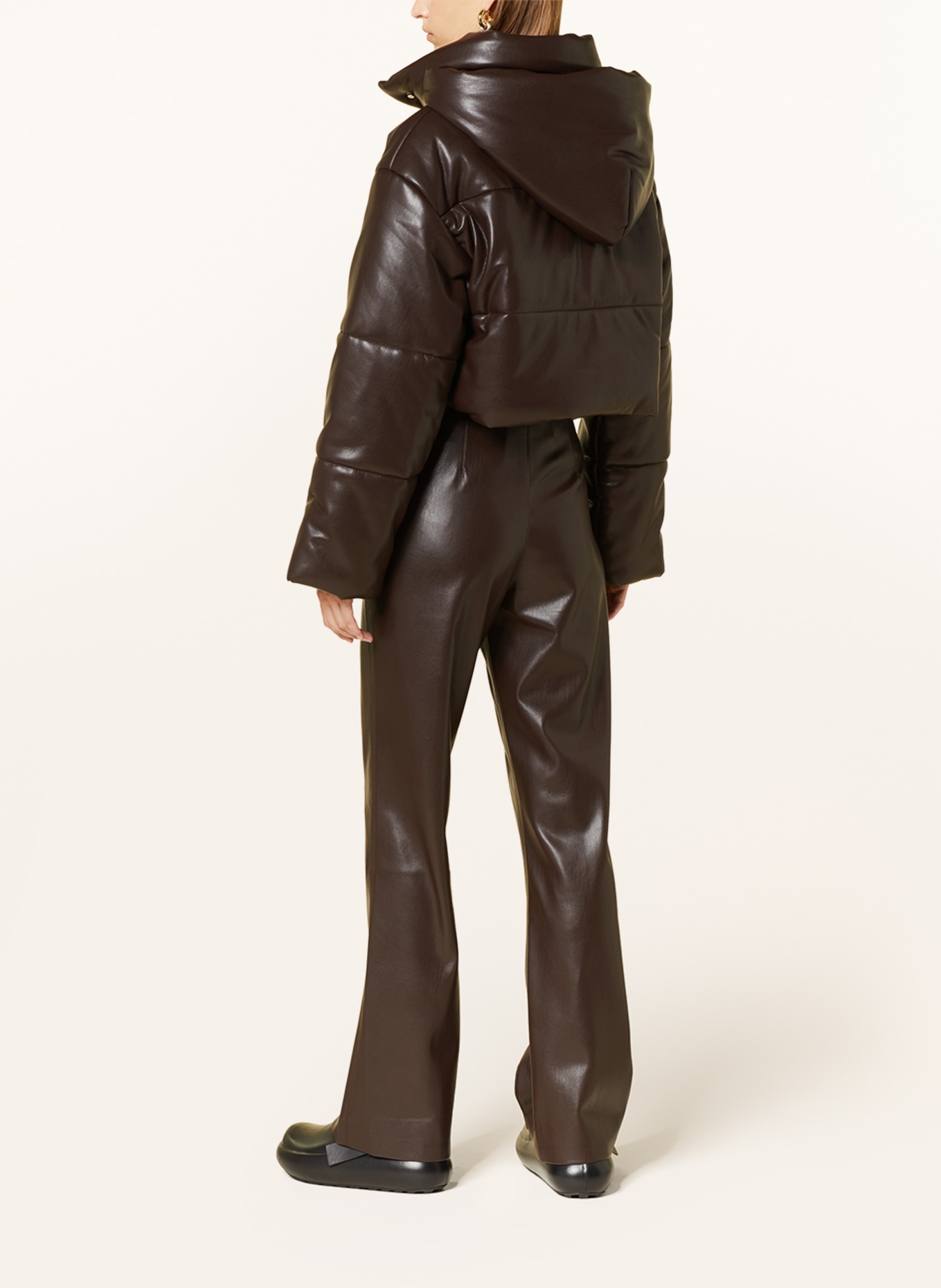 Nanushka Cropped prošívaná bunda AVELINE v koženém vzhledu s odnímatelnou kapucí, Barva: TMAVĚ HNĚDÁ (Obrázek 3)