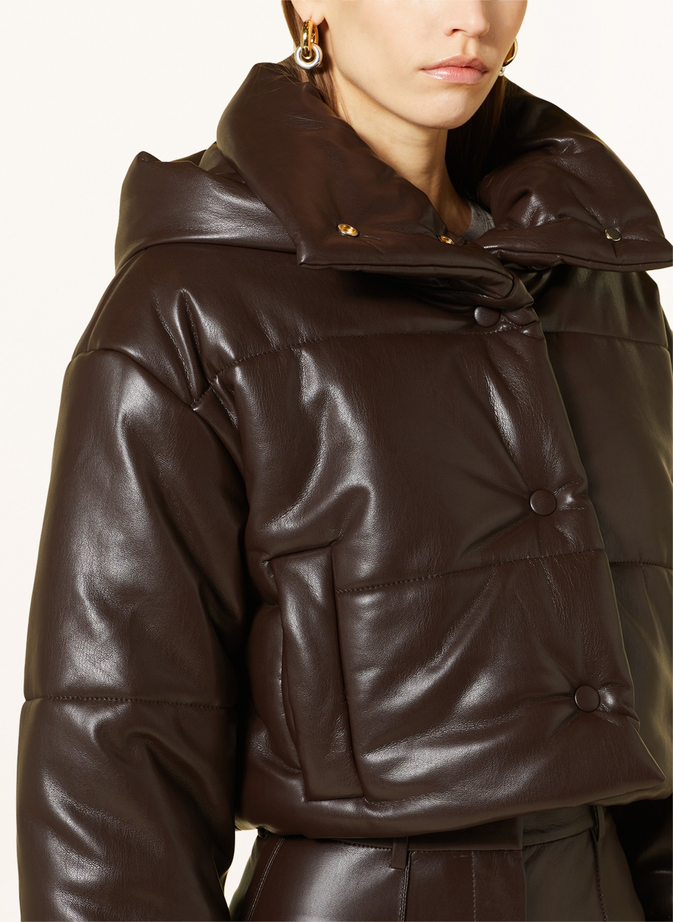 Nanushka Cropped prošívaná bunda AVELINE v koženém vzhledu s odnímatelnou kapucí, Barva: TMAVĚ HNĚDÁ (Obrázek 5)