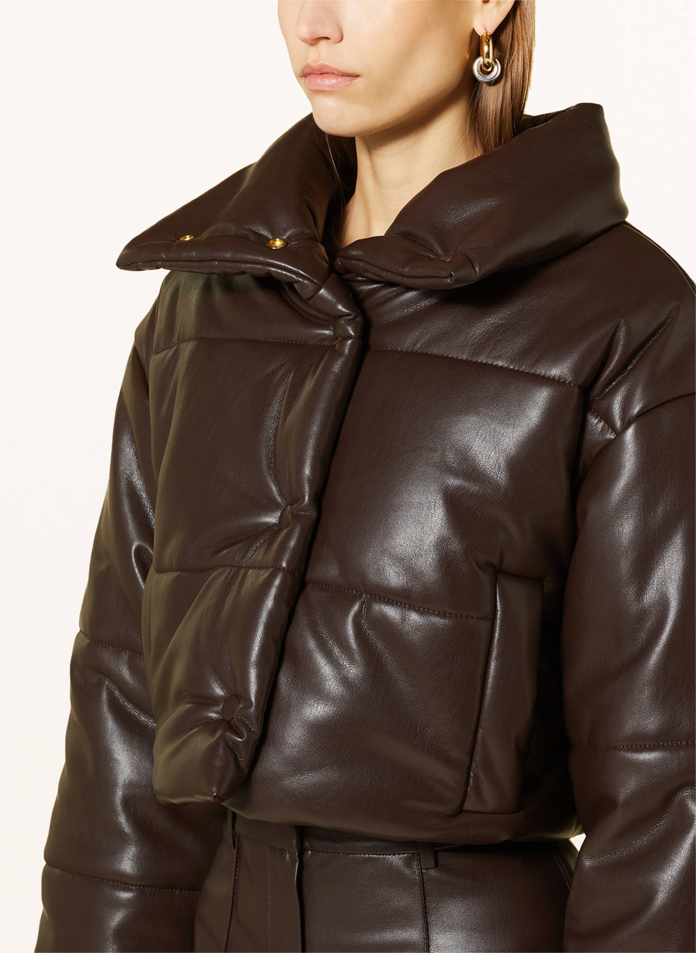 Nanushka Cropped prošívaná bunda AVELINE v koženém vzhledu s odnímatelnou kapucí, Barva: TMAVĚ HNĚDÁ (Obrázek 6)