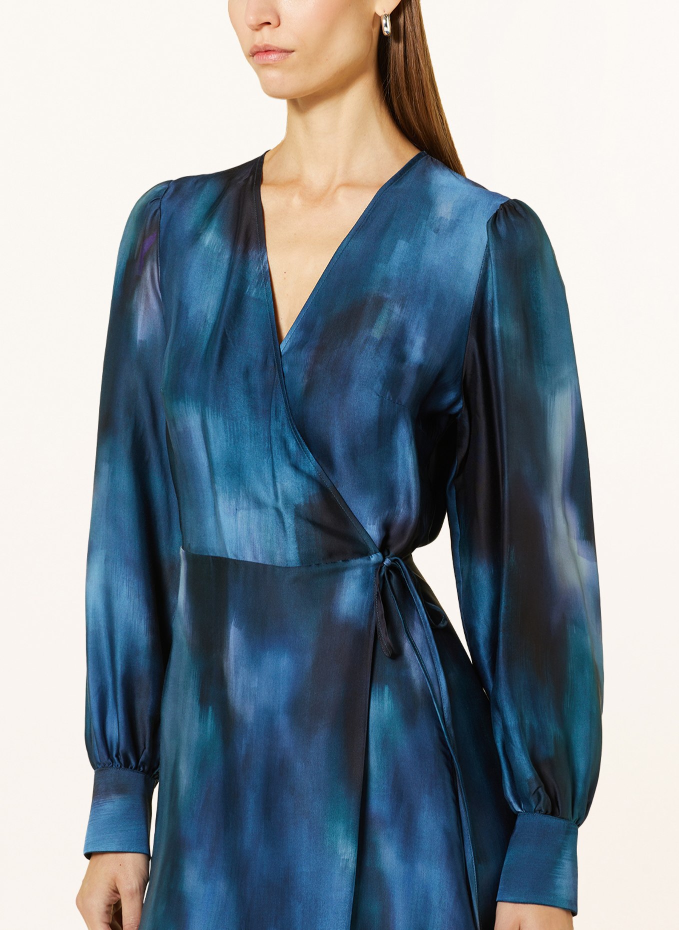 ottod'ame Wrap dress in satin, Color: DARK BLUE/ BLUE/ LIGHT BLUE (Image 4)