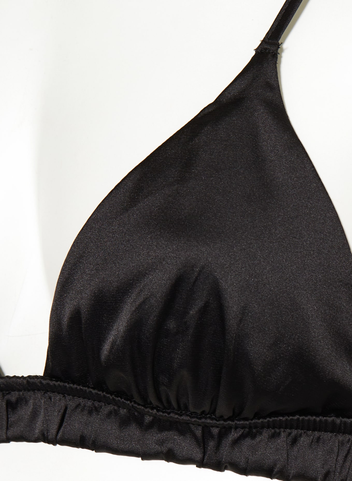BLUEBELLA Set SASKIA: Triangle bra and satin shorts, Color: BLACK (Image 4)