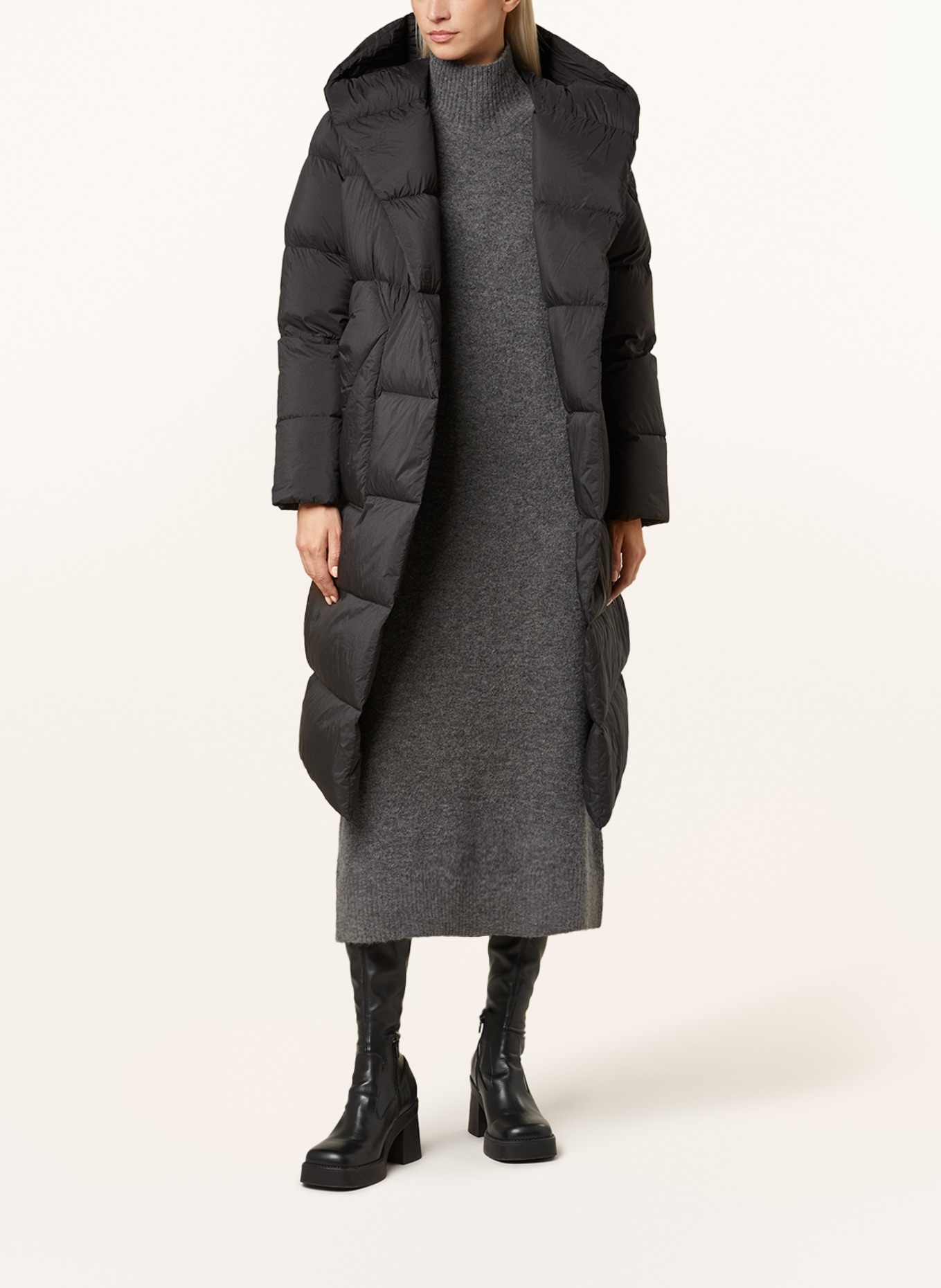 Blauer Daunenmantel: SCHWARZ