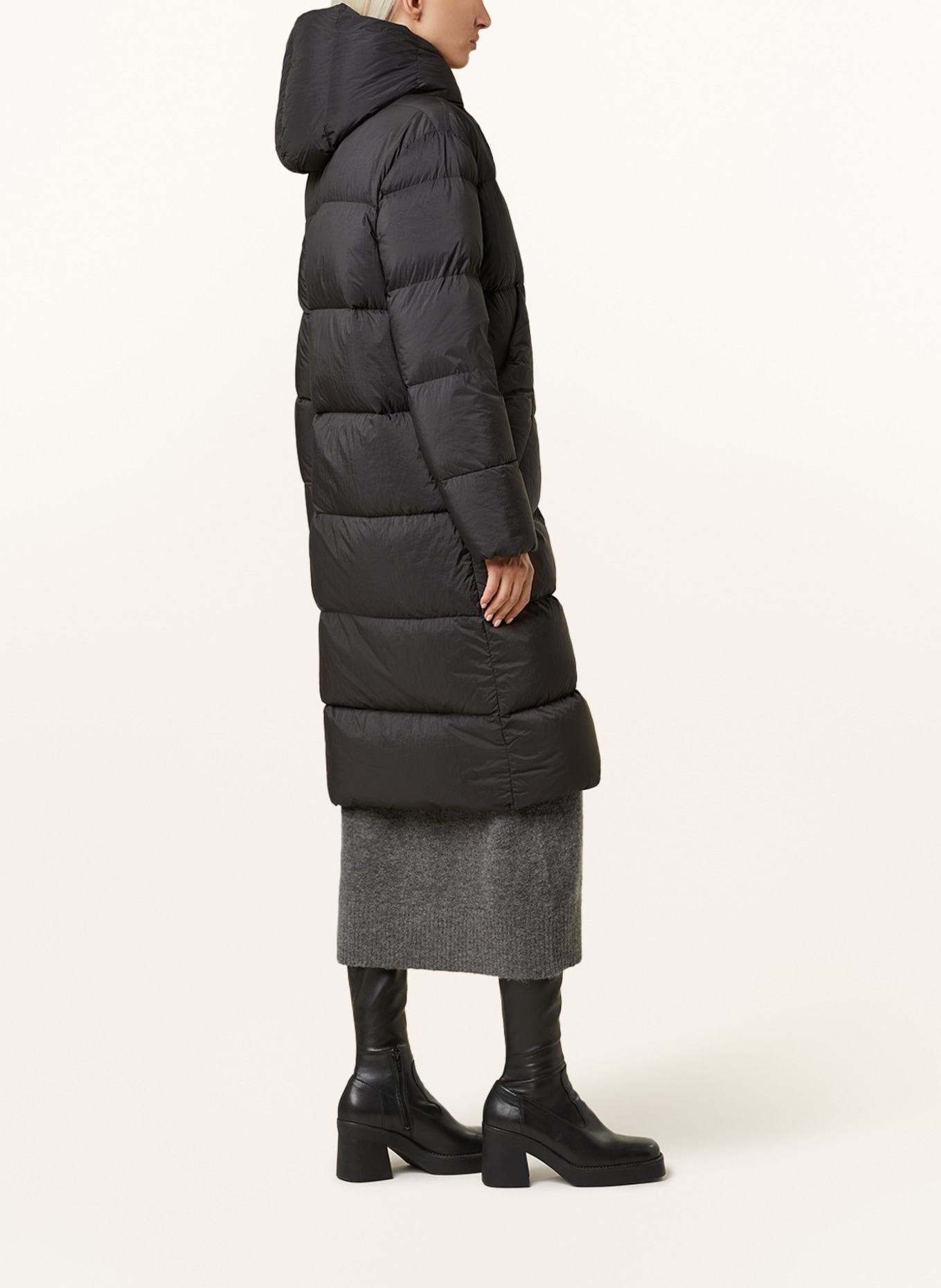 Blauer Daunenmantel: SCHWARZ