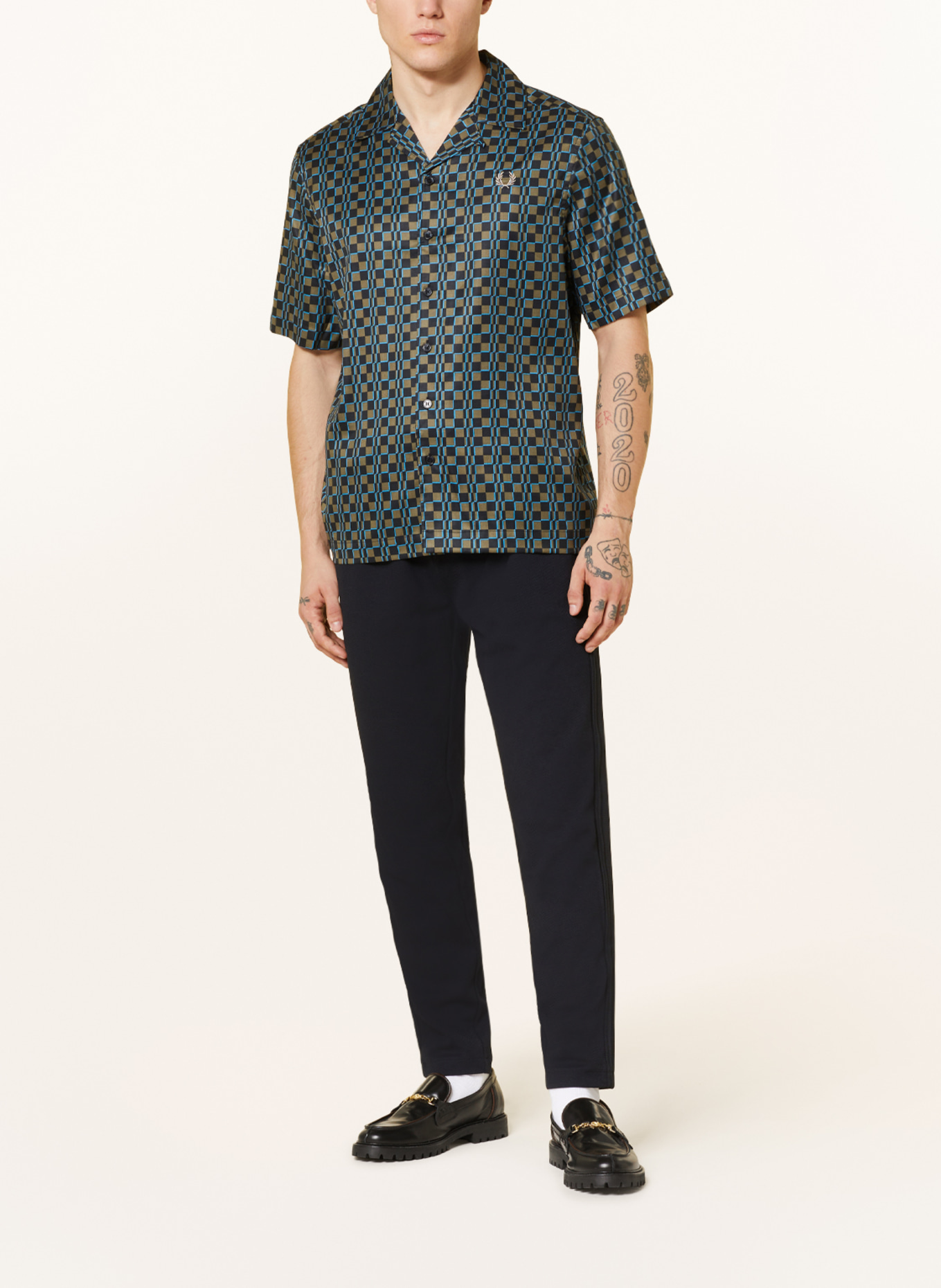 FRED PERRY Resorthemd Comfort Fit, Farbe: OLIV/ DUNKELBLAU (Bild 2)