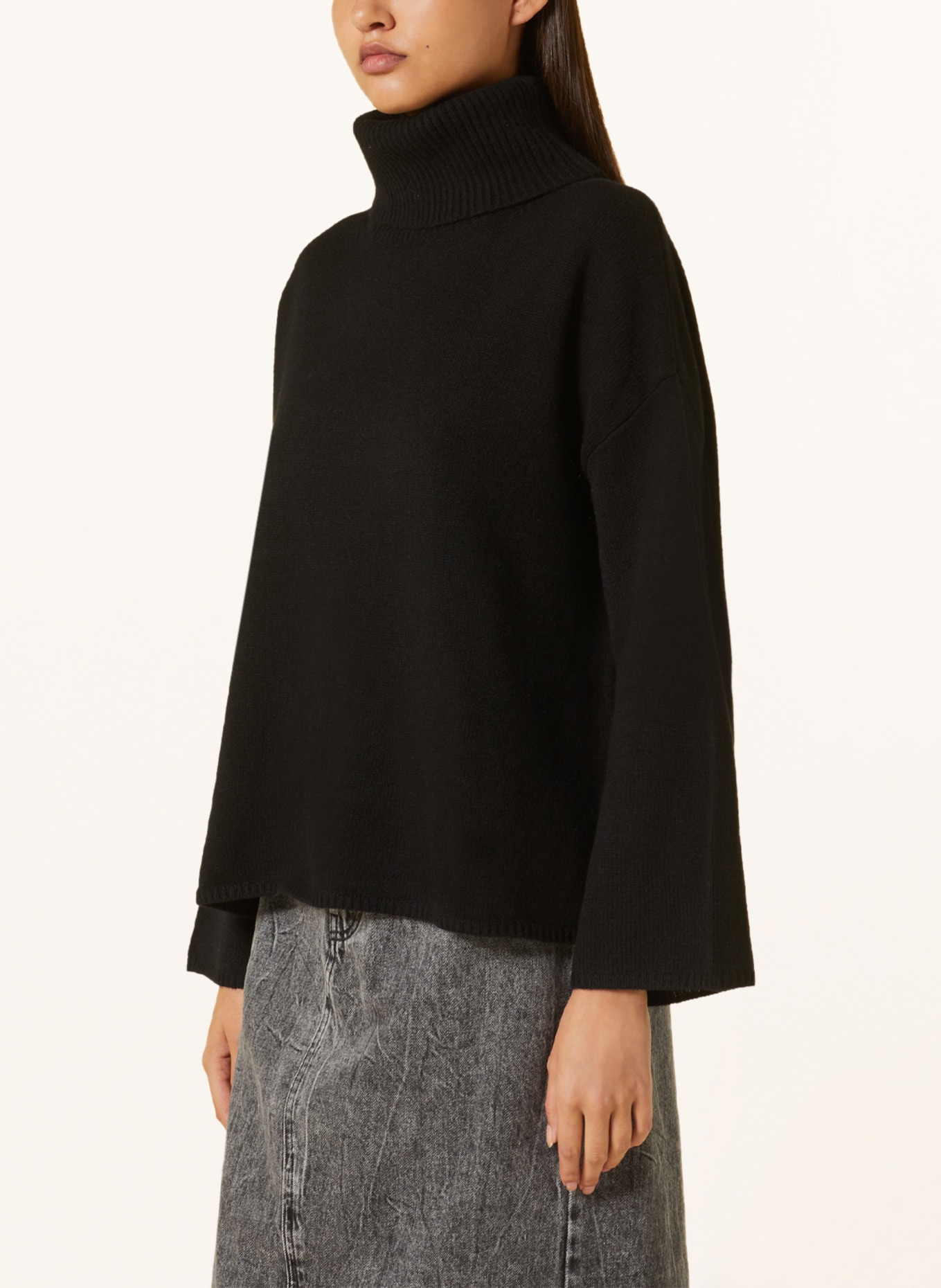 MRS & HUGS Turtleneck sweater in merino wool, Color: BLACK (Image 4)