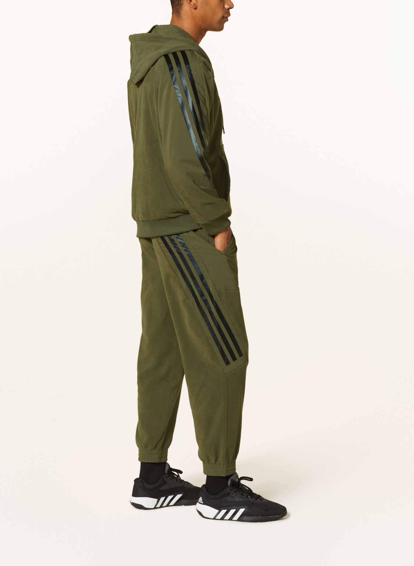 adidas Trainingshose aus Fleece, Farbe: OLIV (Bild 4)