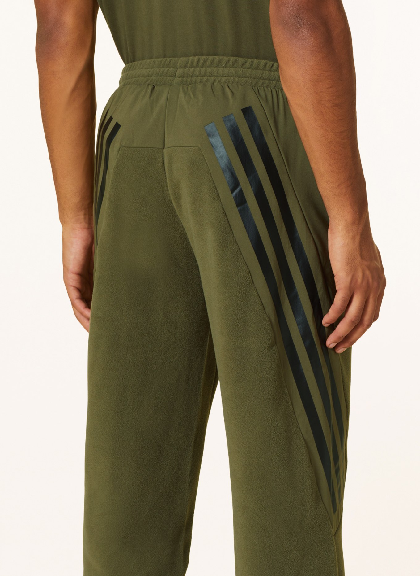 adidas Trainingshose aus Fleece, Farbe: OLIV (Bild 6)