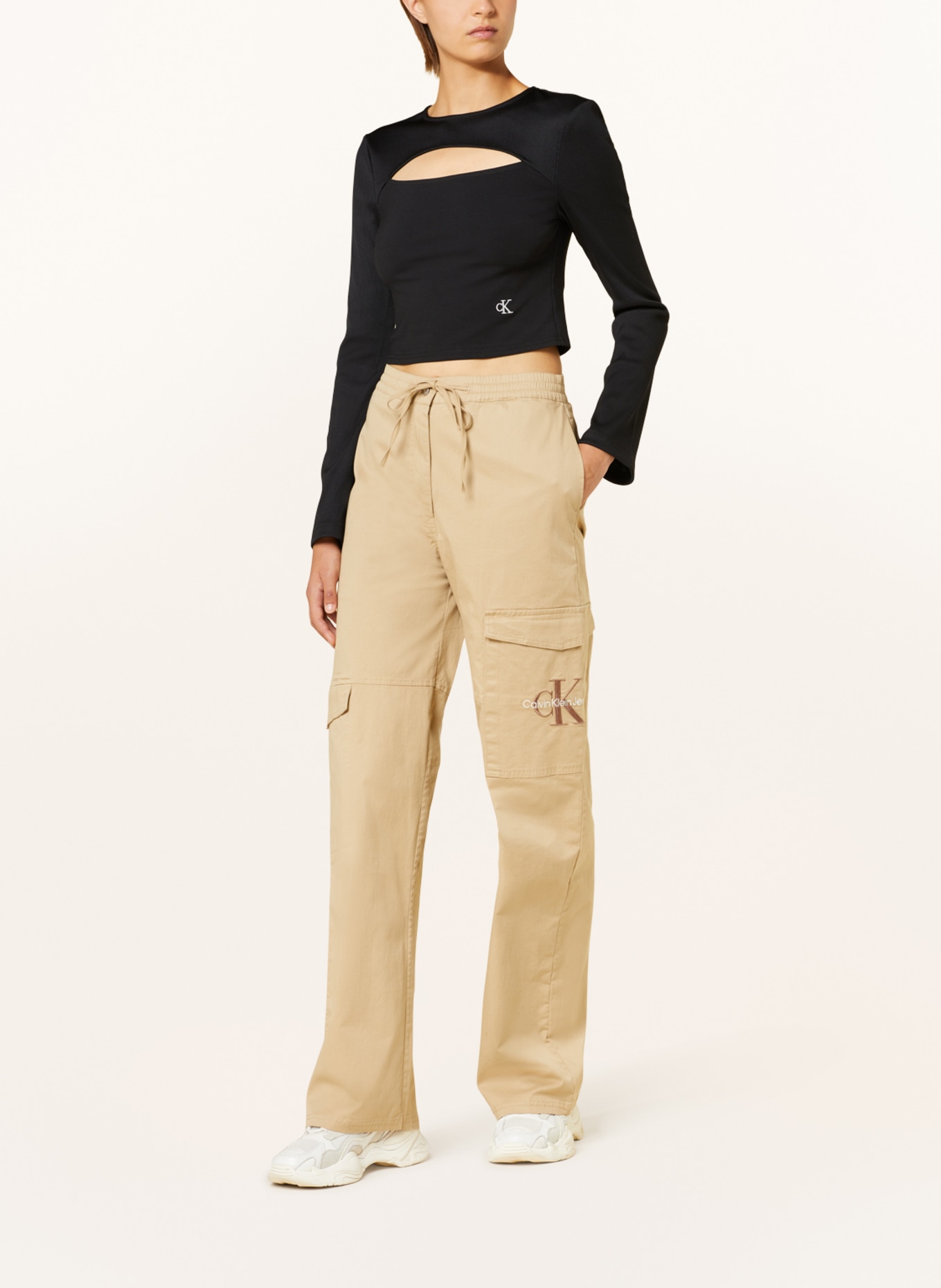 Calvin Klein Jeans Cropped tričko s dlouhým rukávem s průstřihem, Barva: ČERNÁ (Obrázek 2)