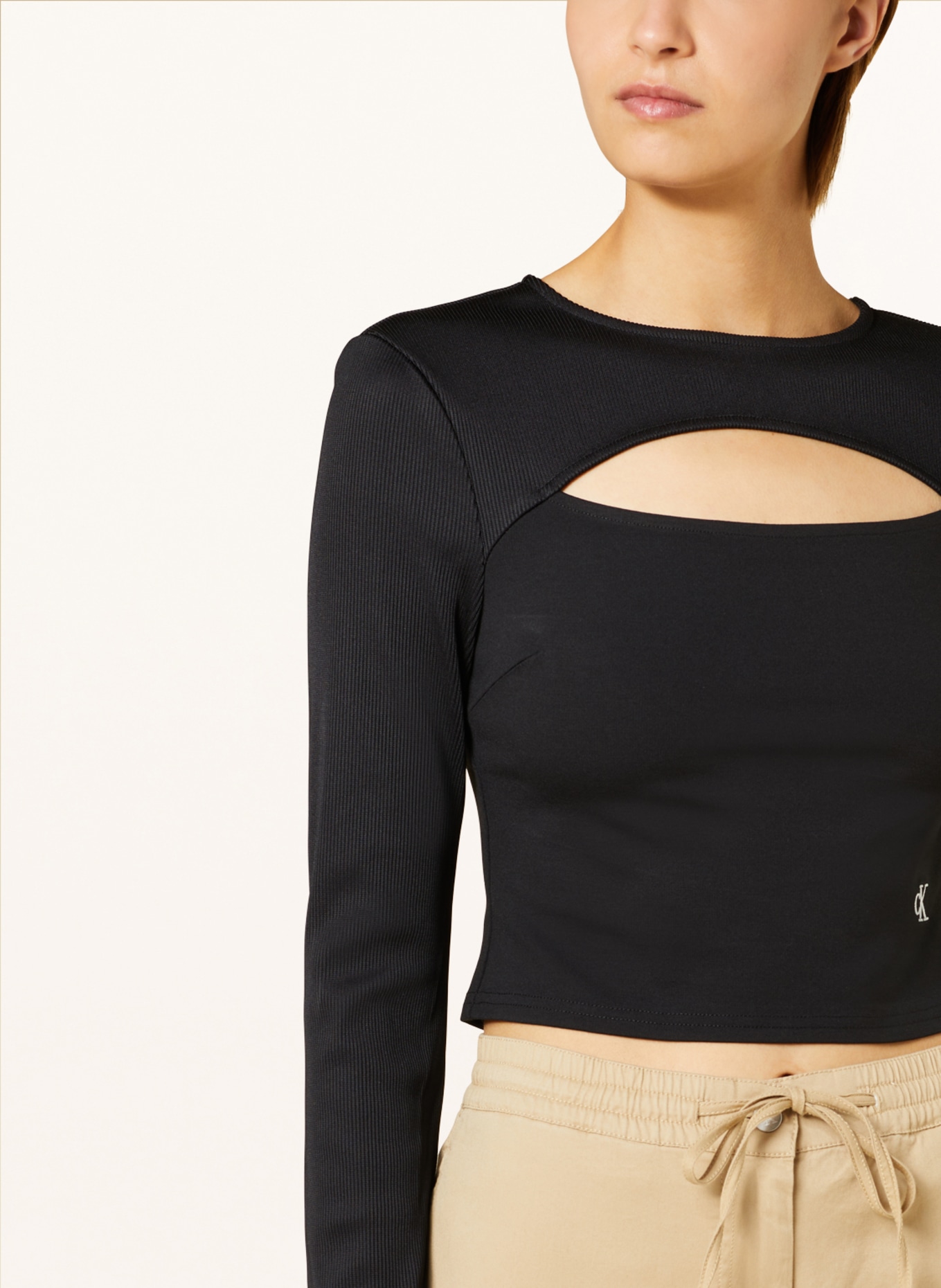Calvin Klein Jeans Cropped tričko s dlouhým rukávem s průstřihem, Barva: ČERNÁ (Obrázek 4)