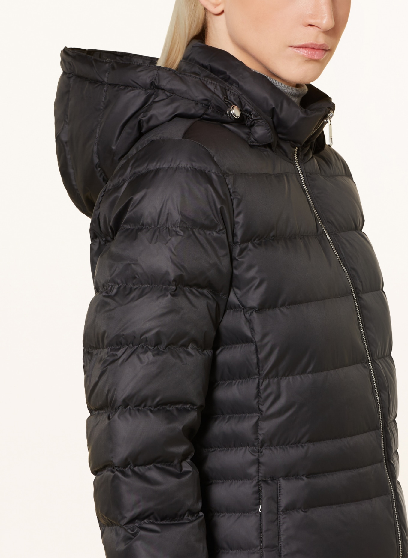 TOMMY HILFIGER Péřový kabát TYRA s odnímatelnou kapucí a umělou kožešinou, Barva: ČERNÁ (Obrázek 6)