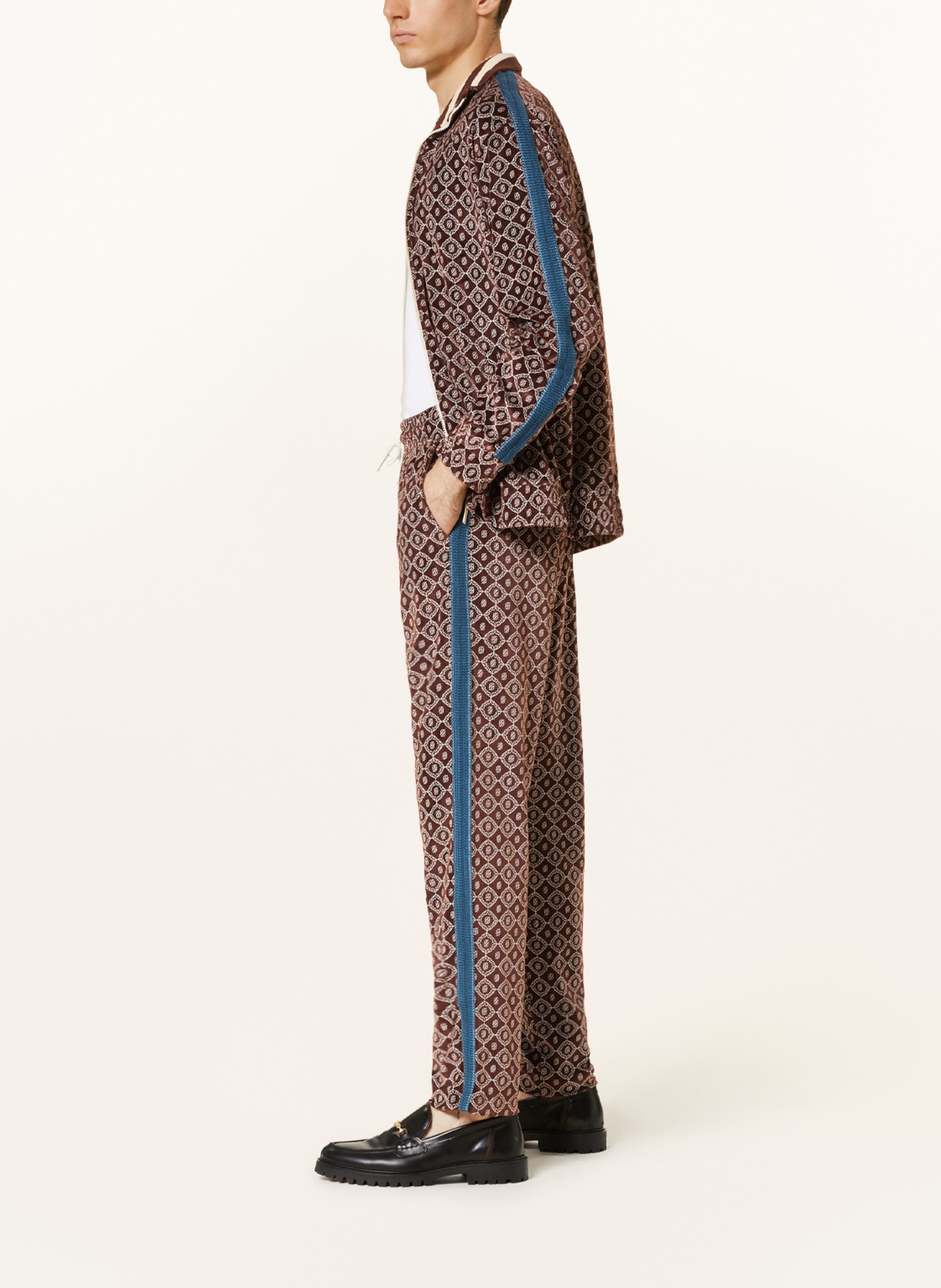 DRÔLE DE MONSIEUR Velour trousers with tuxedo stripe, Color: BROWN/ CREAM (Image 4)