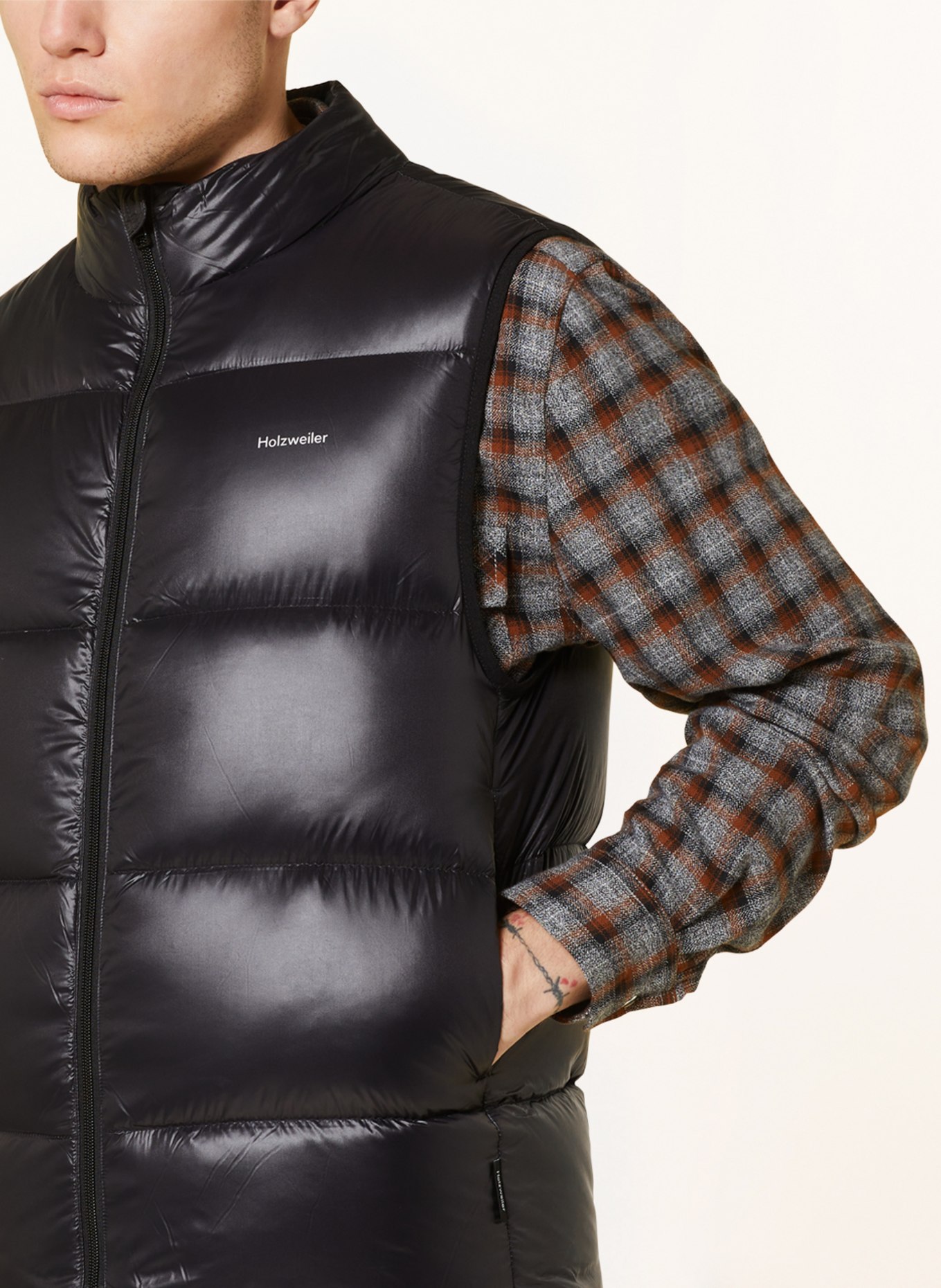 HOLZWEILER Down vest SHINY DAFF, Color: BLACK (Image 4)