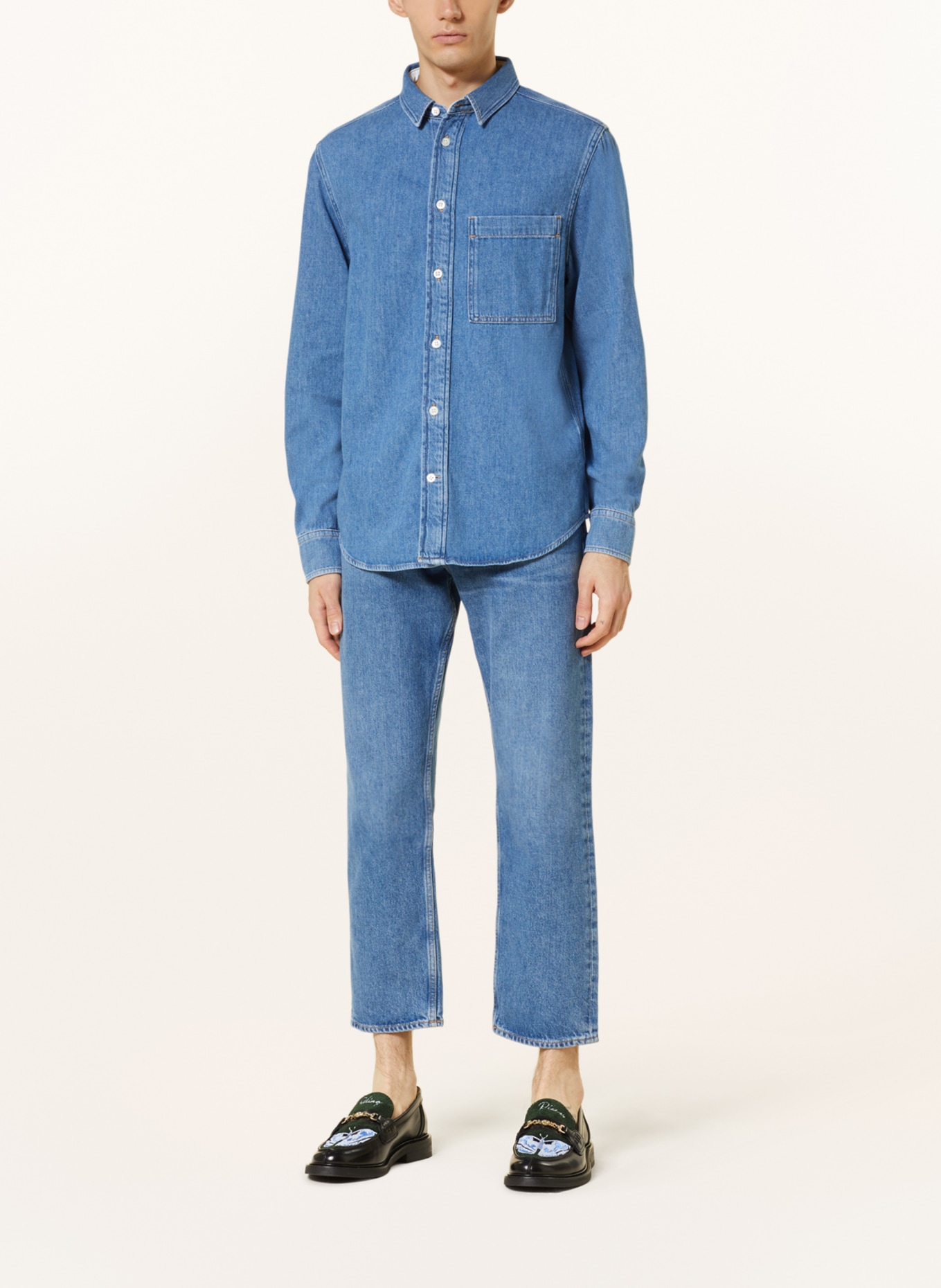 COS Koszula jeansowa regular fit, Kolor: 001 MEDIUM BLUE (Obrazek 2)