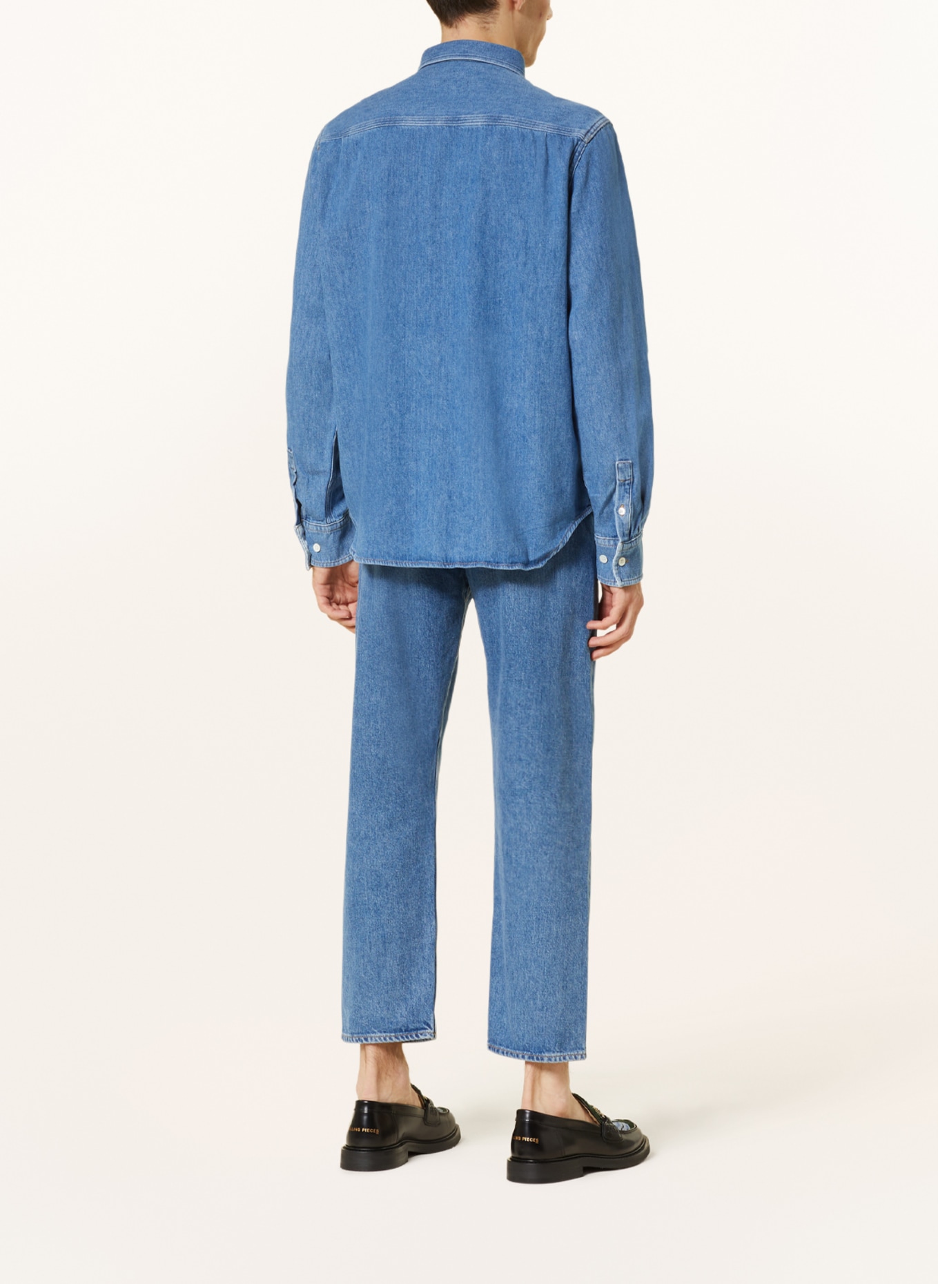 COS Koszula jeansowa regular fit, Kolor: 001 MEDIUM BLUE (Obrazek 3)