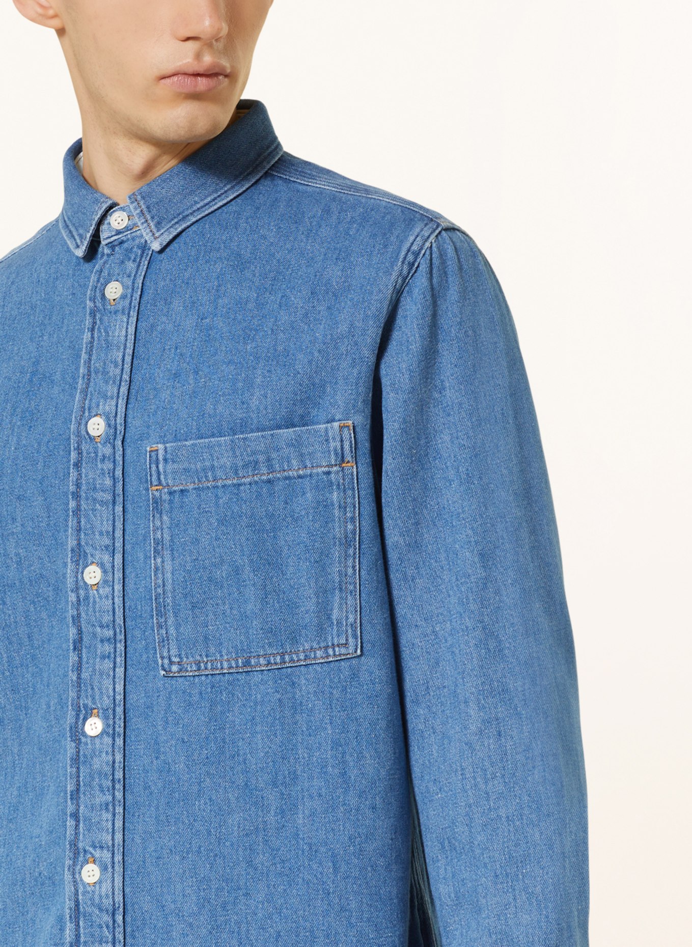 COS Koszula jeansowa regular fit, Kolor: 001 MEDIUM BLUE (Obrazek 4)