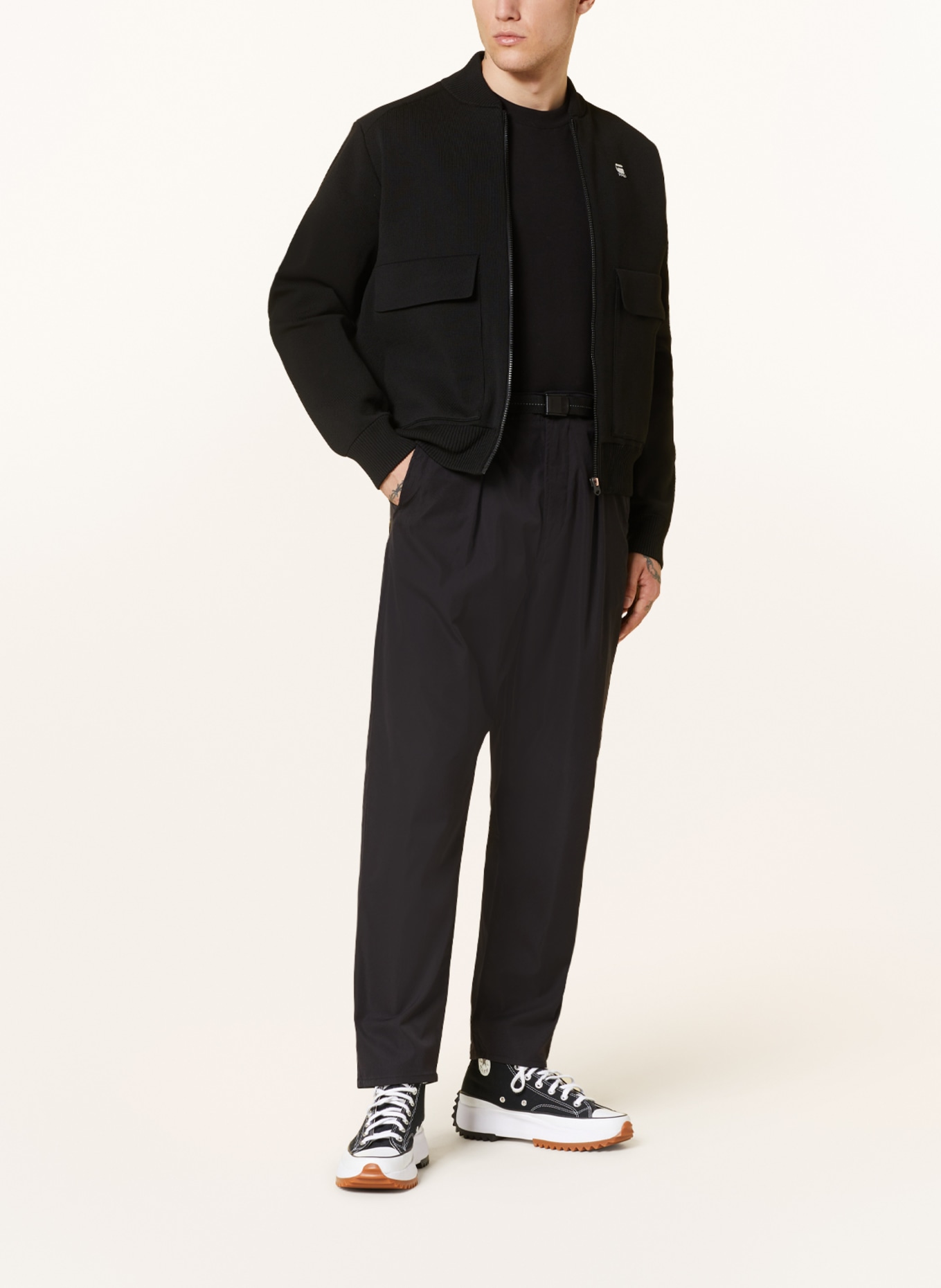 G-Star RAW Chino kalhoty PLEATED CHINO BELT RELAXED Extra Slim Fit, Barva: ČERNÁ (Obrázek 2)