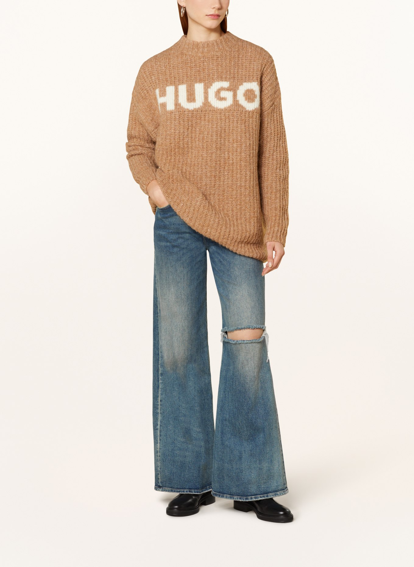 HUGO Sweter oversize SLOGUES, Kolor: CAMELOWY/ ECRU (Obrazek 2)
